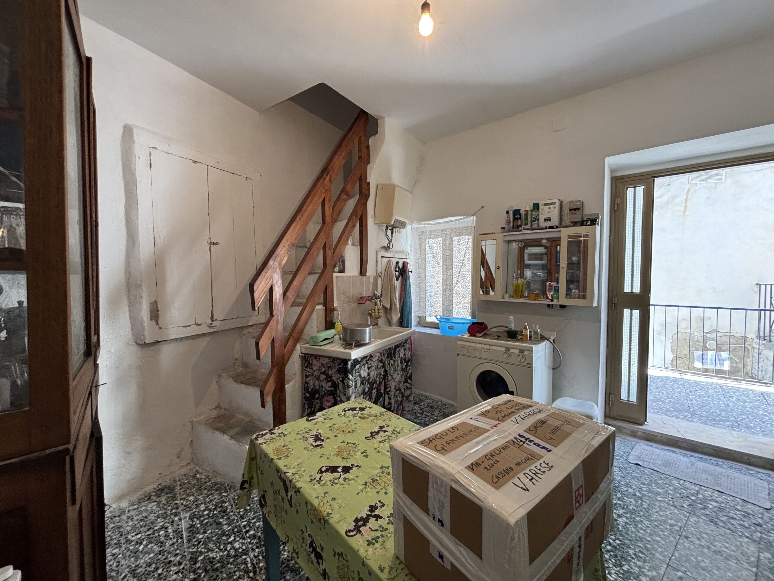 A flat for renovation in the old town of Acquappesa.