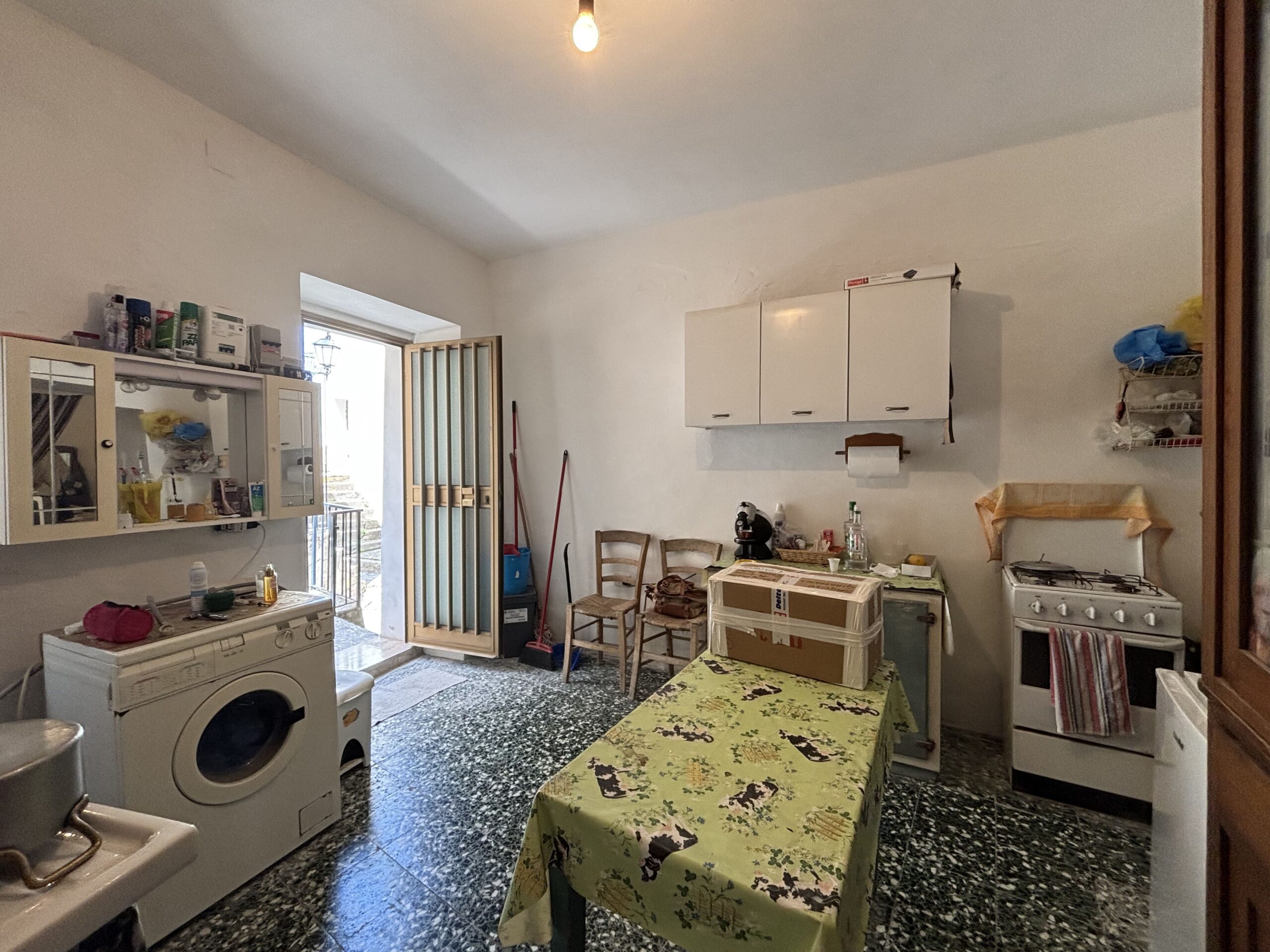 A flat for renovation in the old town of Acquappesa.