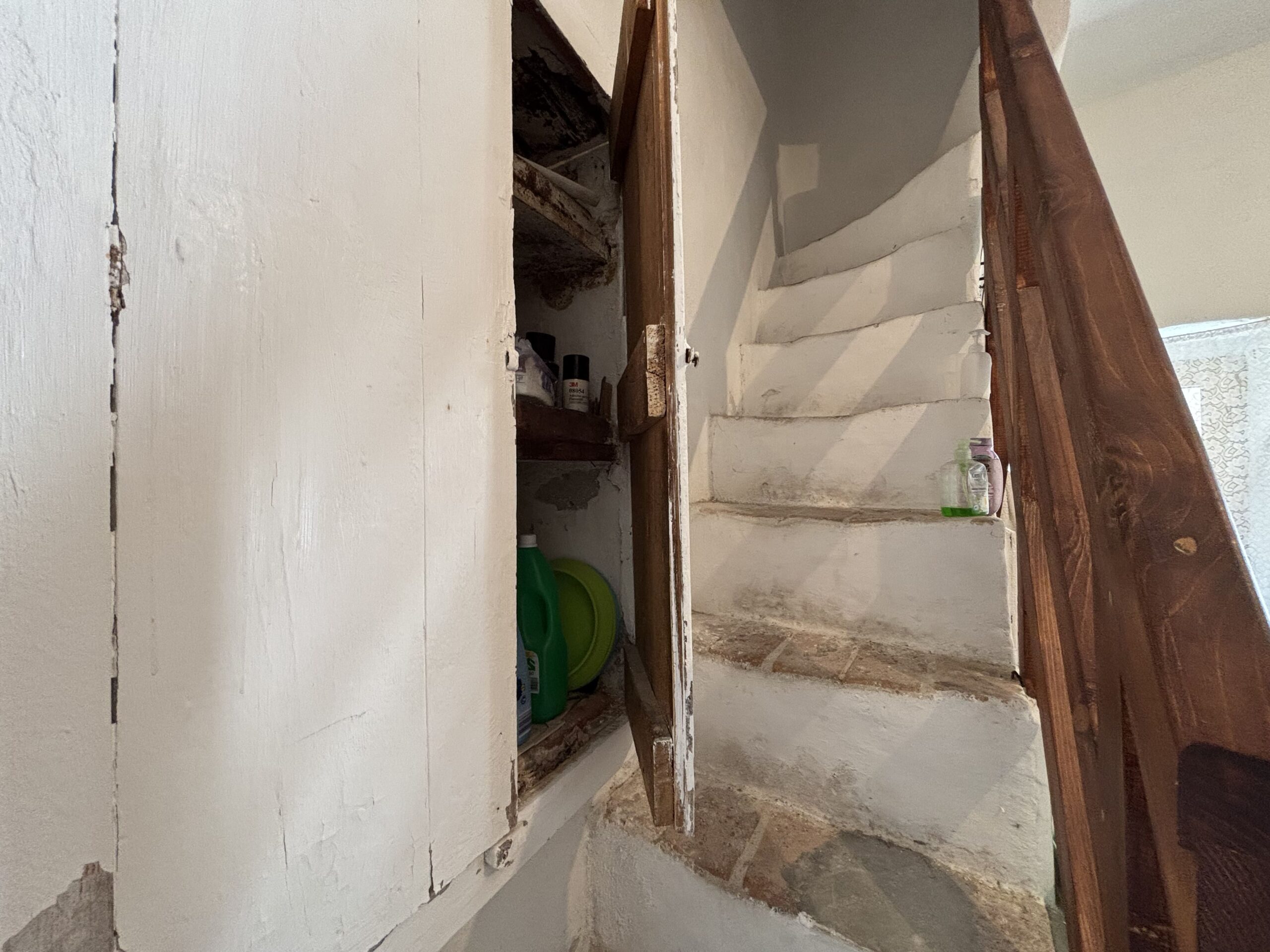 A flat for renovation in the old town of Acquappesa.