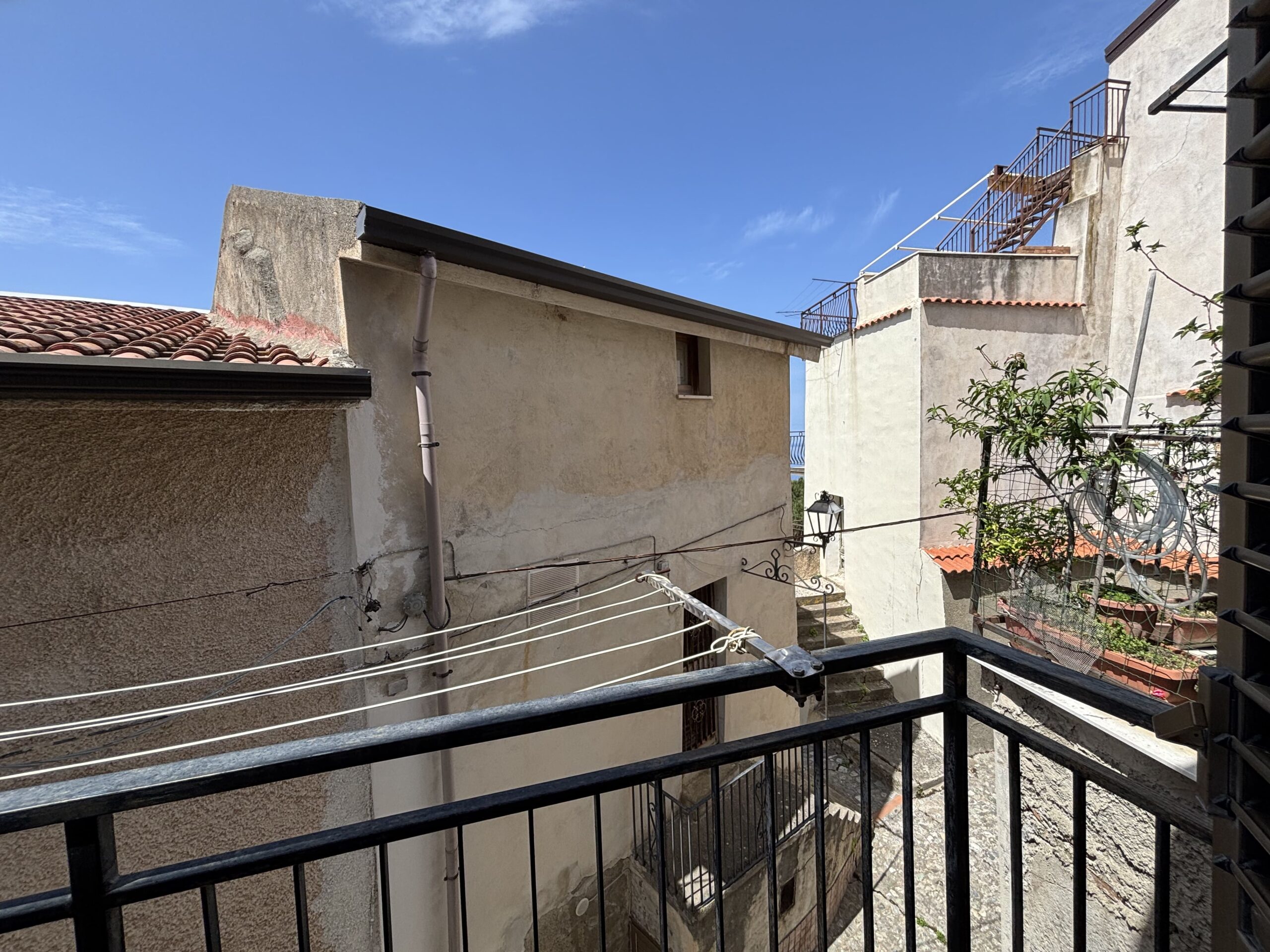 A flat for renovation in the old town of Acquappesa.