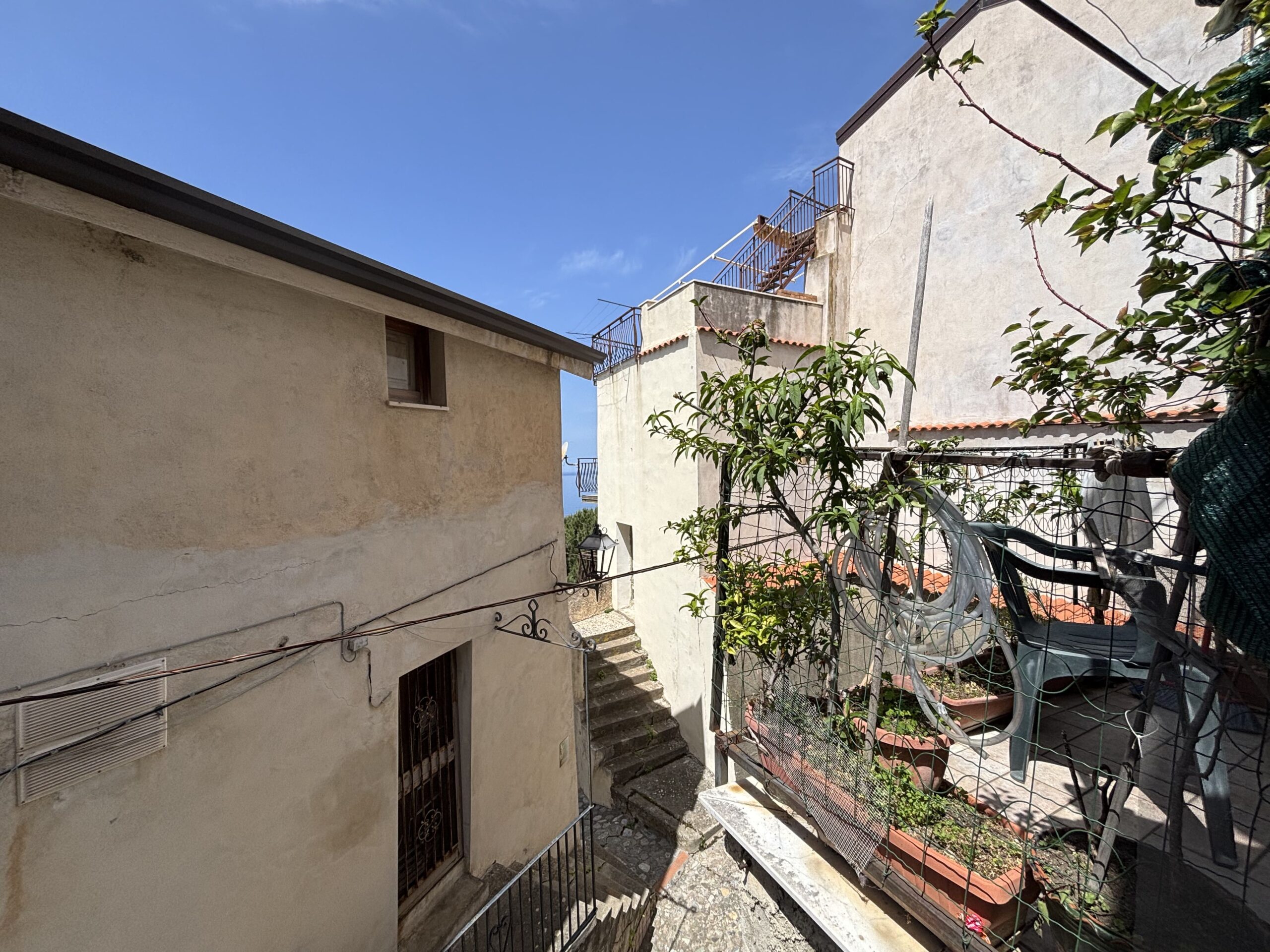 A flat for renovation in the old town of Acquappesa.