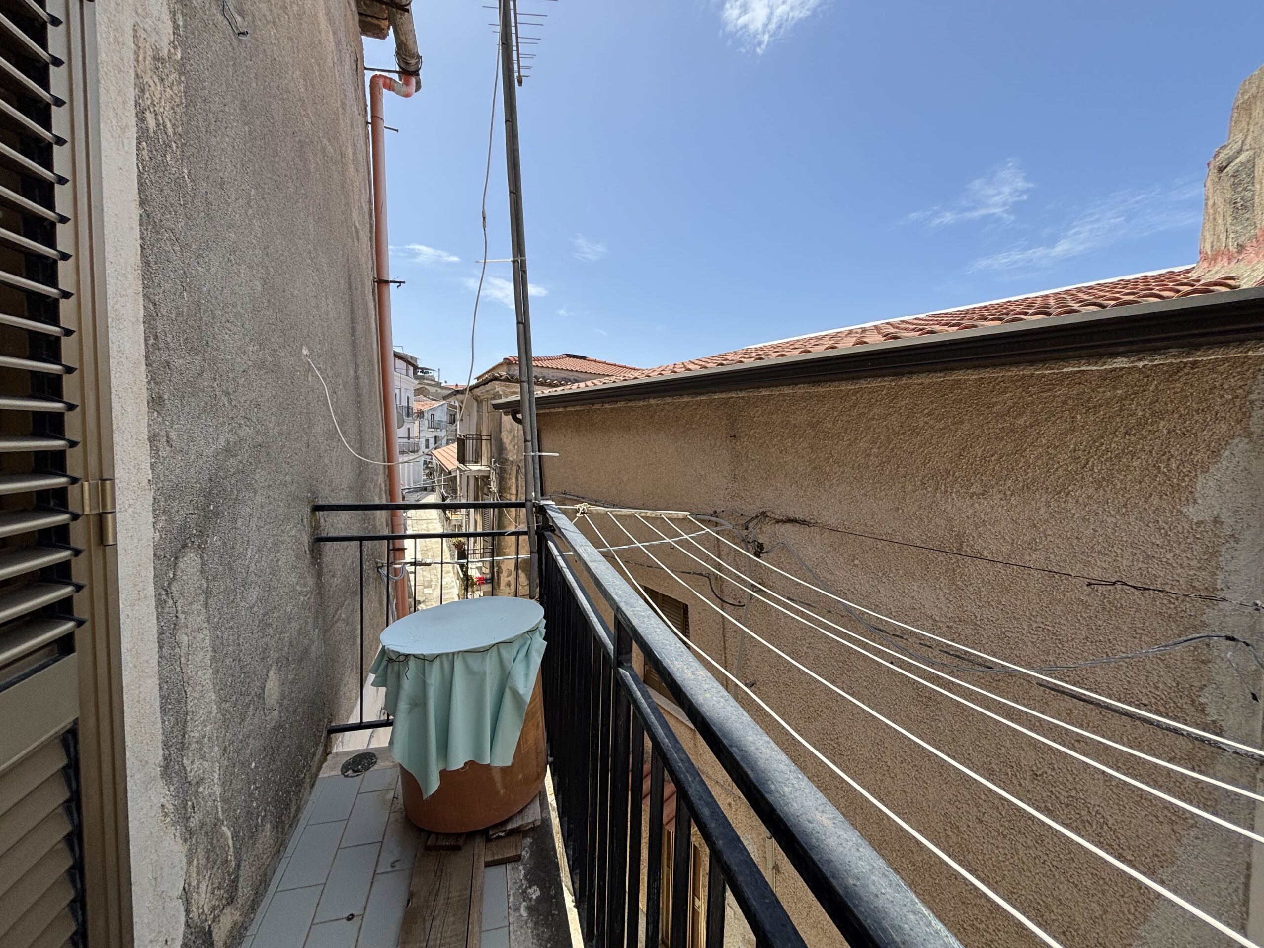 A flat for renovation in the old town of Acquappesa.