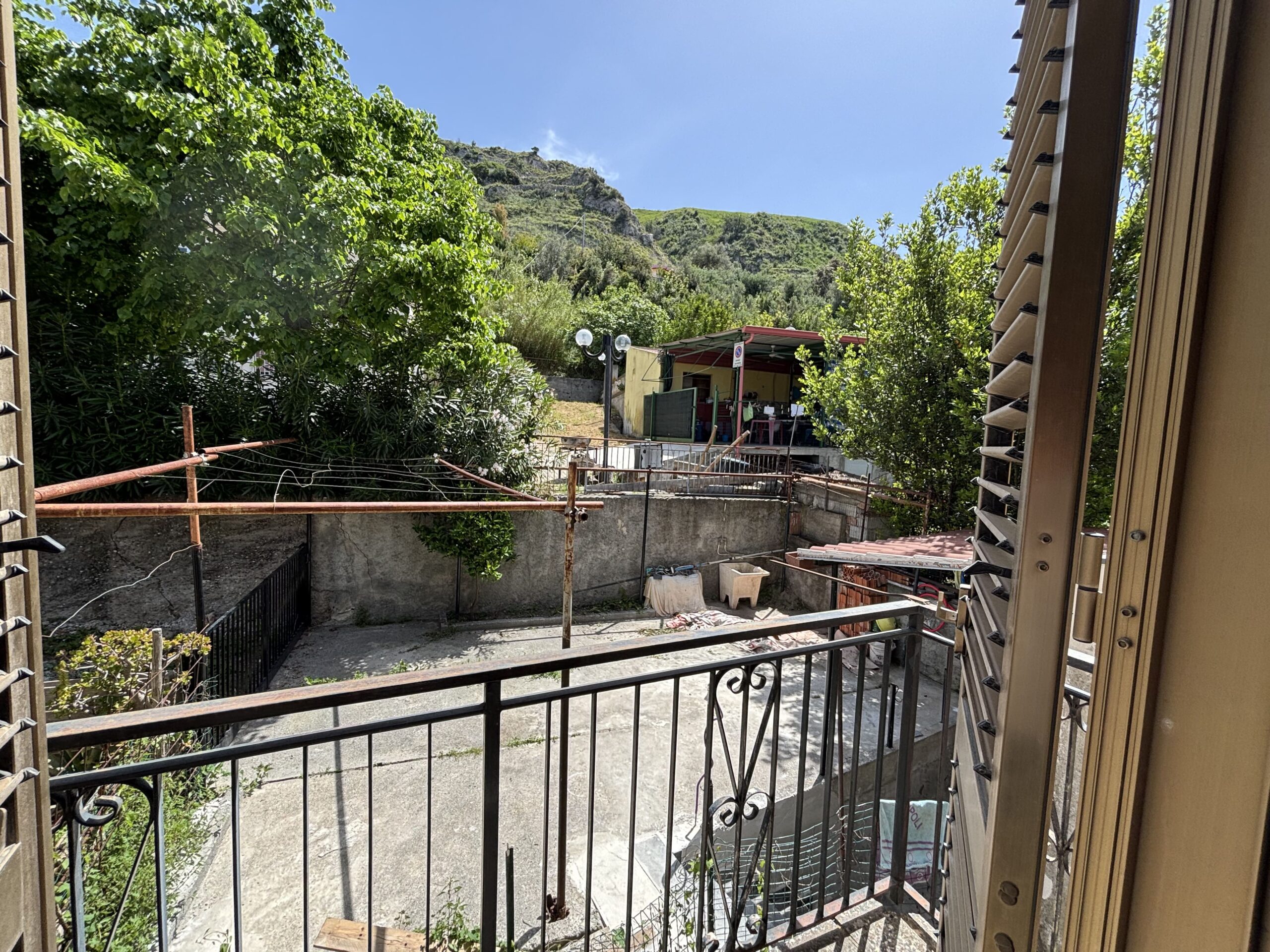 A flat for renovation in the old town of Acquappesa.