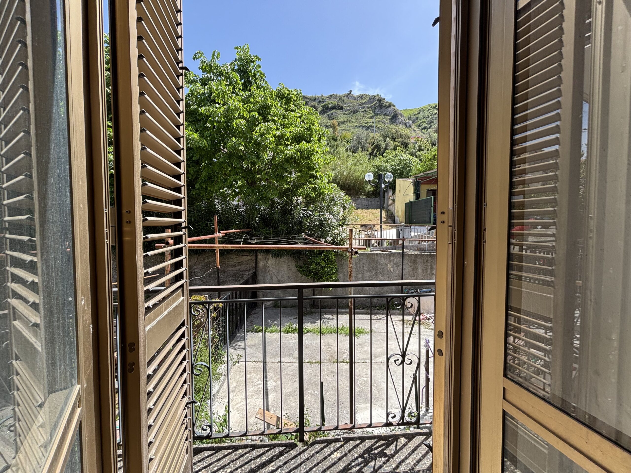 A flat for renovation in the old town of Acquappesa.