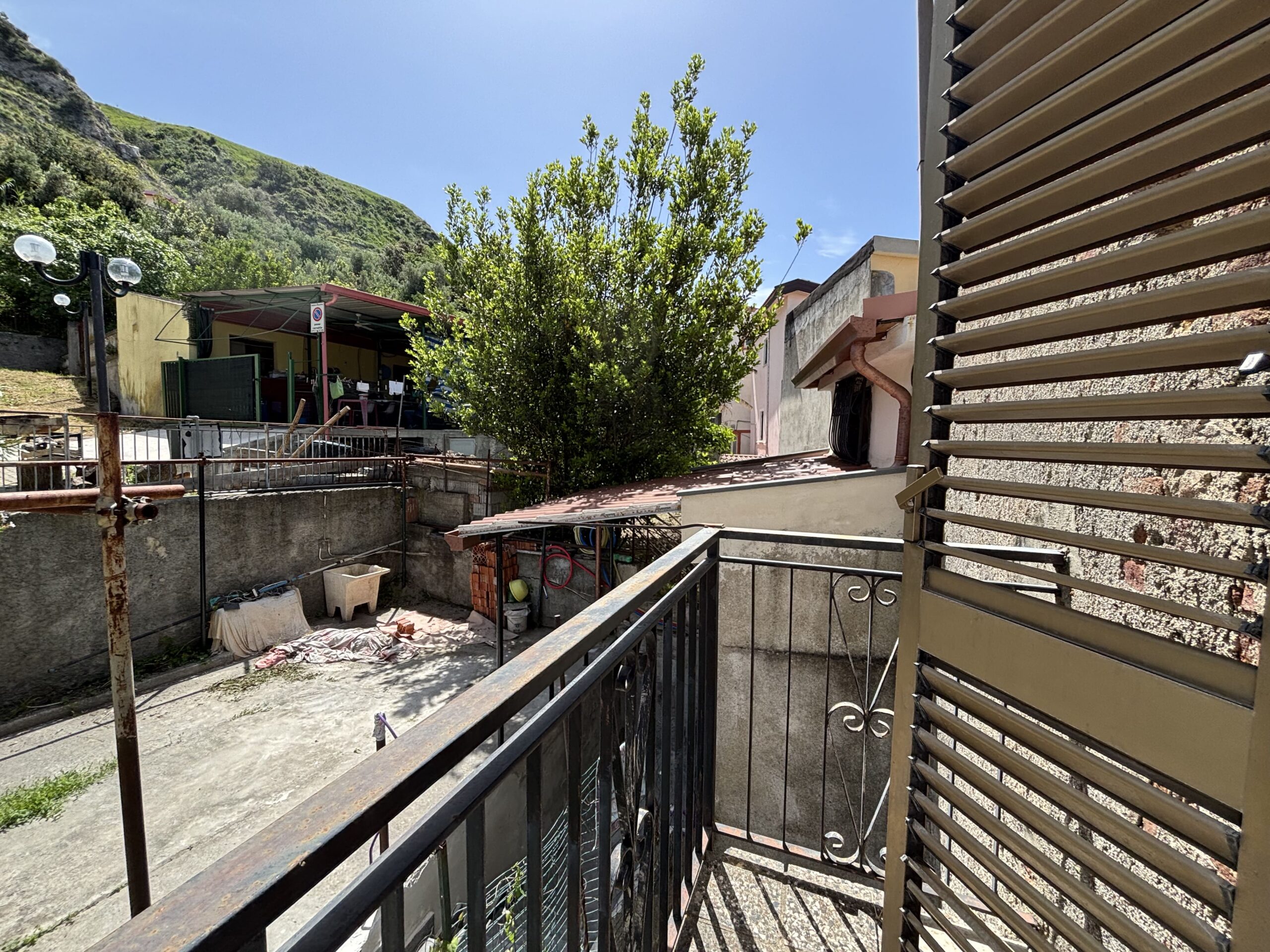 A flat for renovation in the old town of Acquappesa.