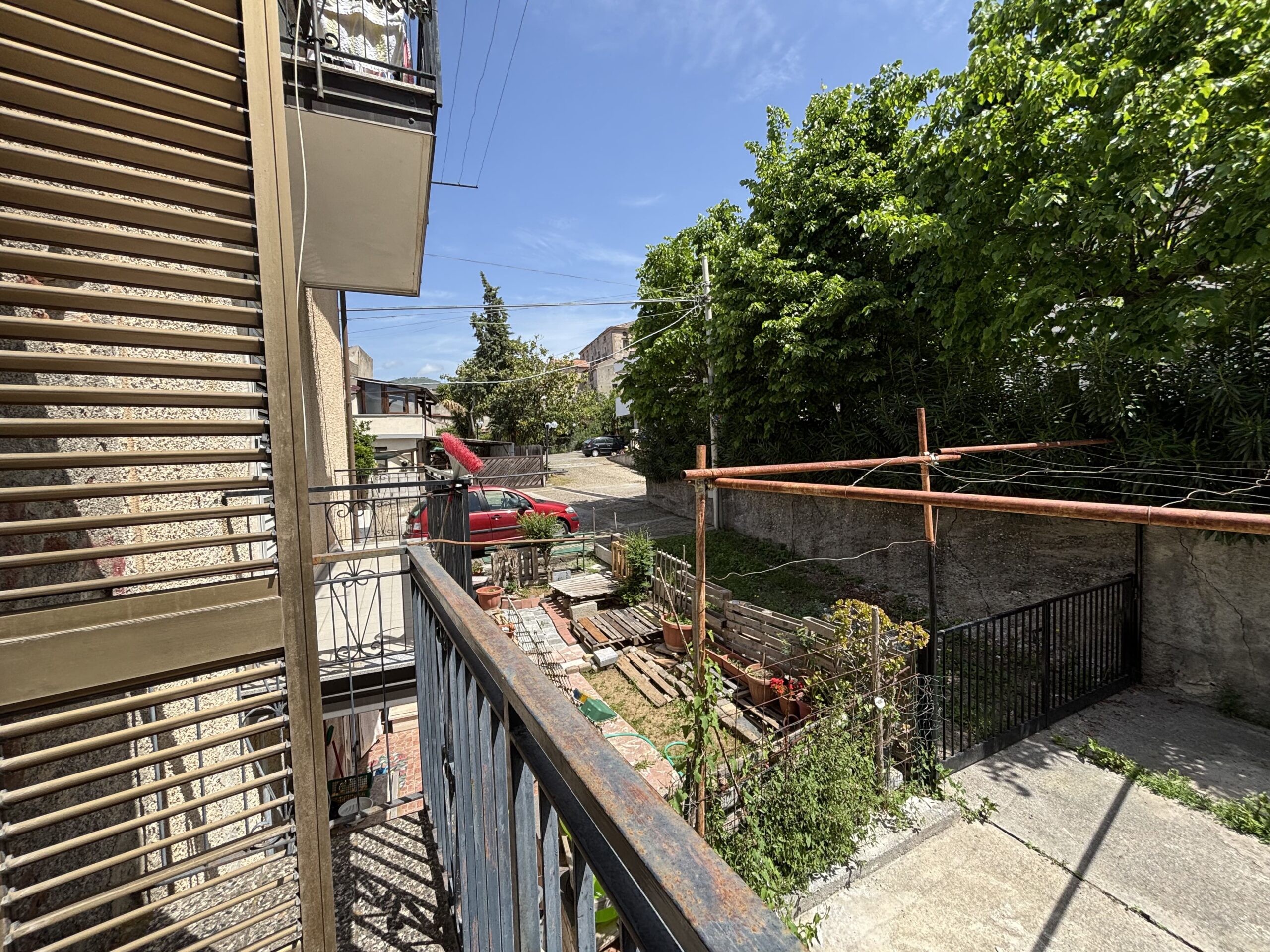 A flat for renovation in the old town of Acquappesa.