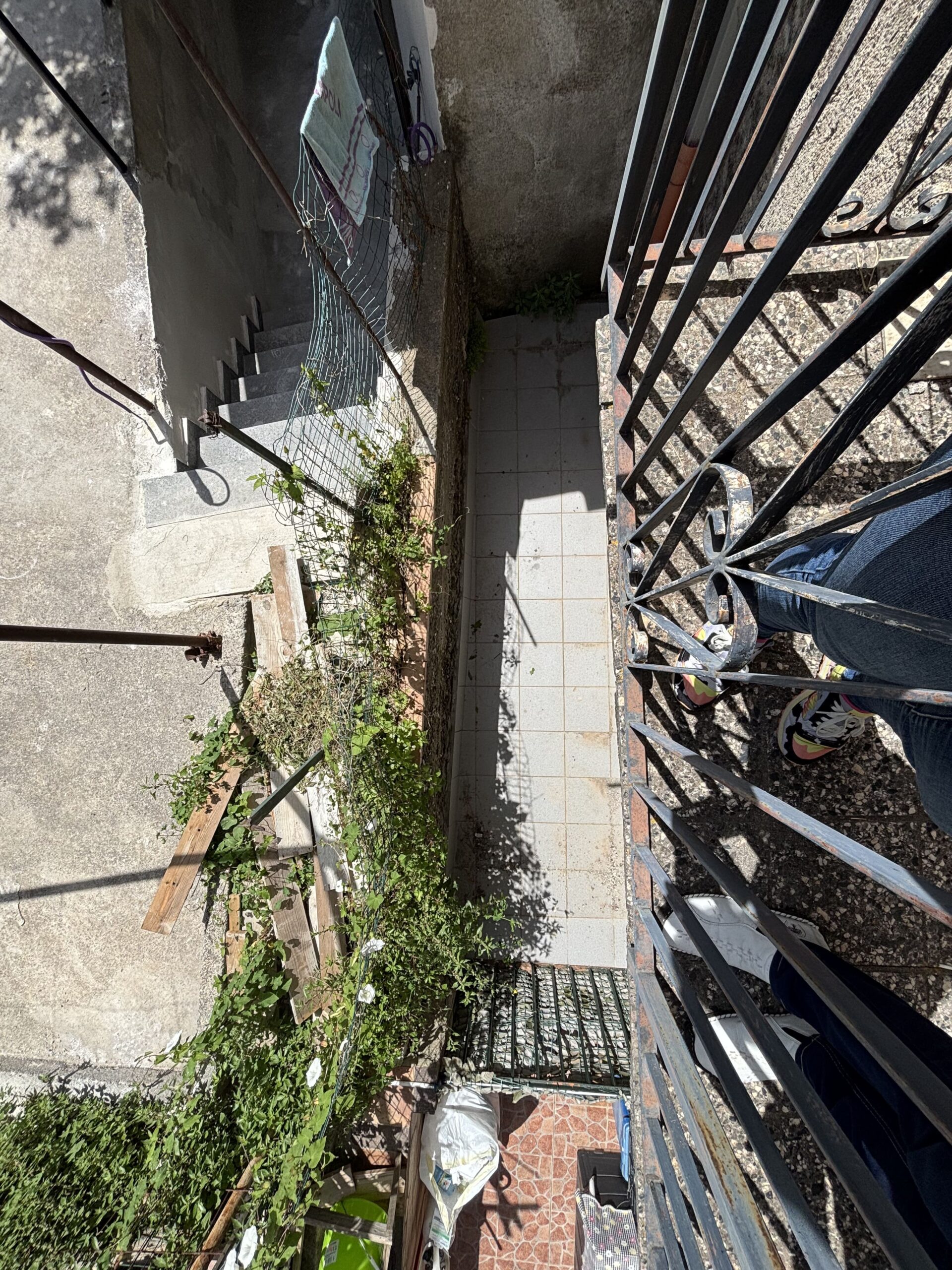 A flat for renovation in the old town of Acquappesa.