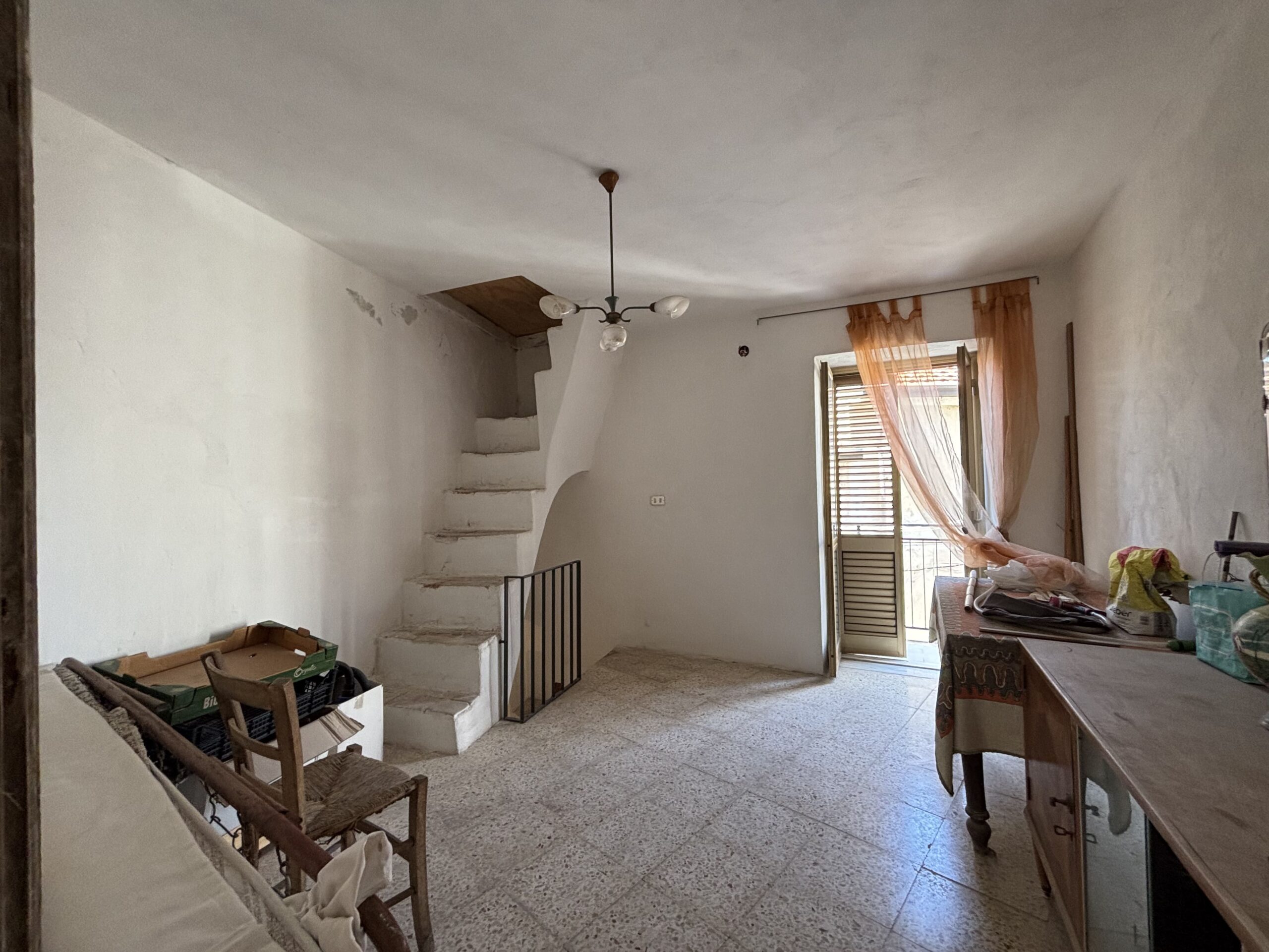 A flat for renovation in the old town of Acquappesa.