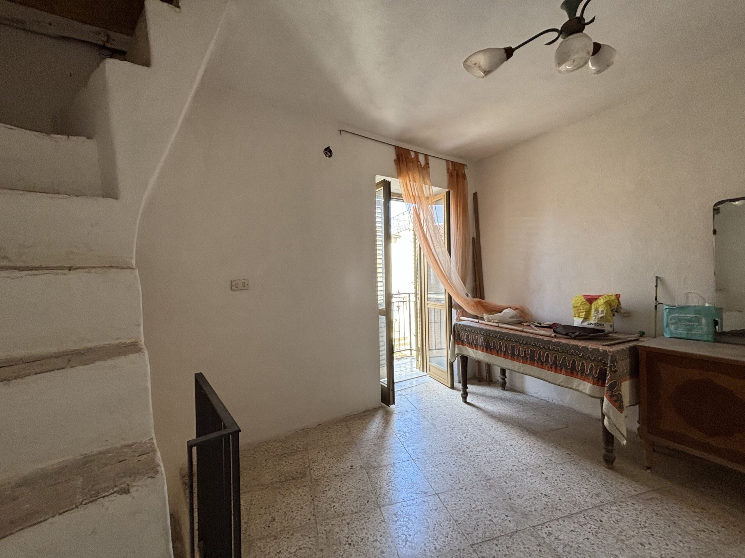 A flat for renovation in the old town of Acquappesa.