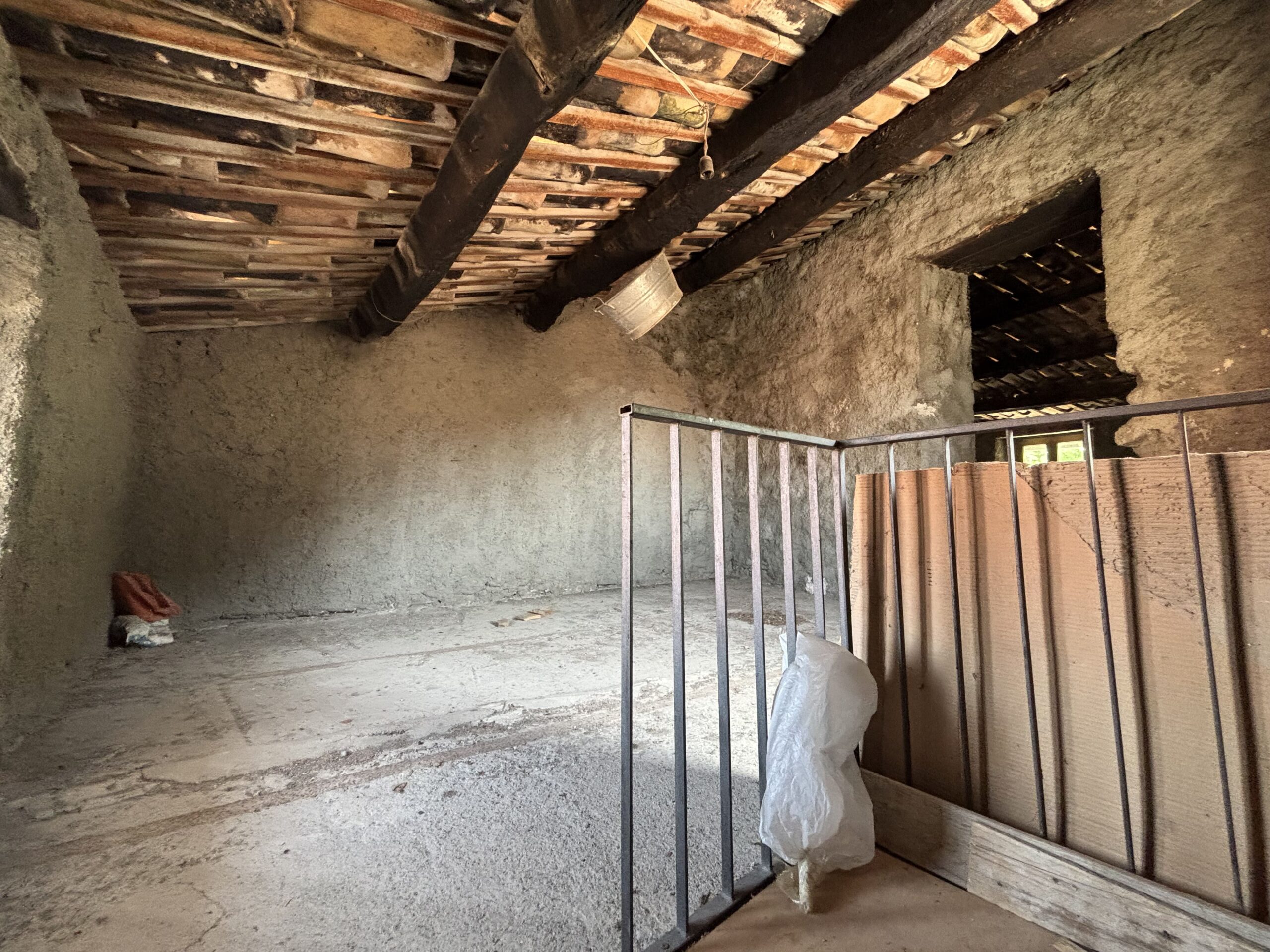 A flat for renovation in the old town of Acquappesa.