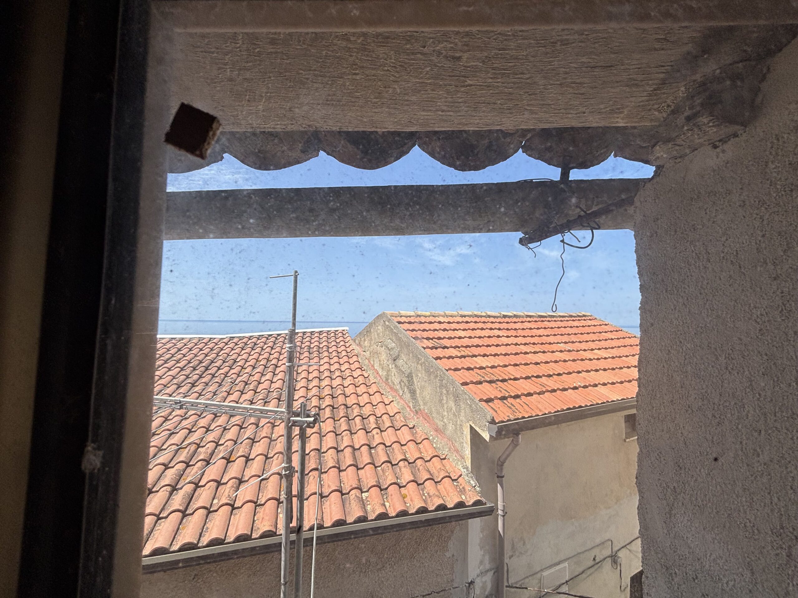 A flat for renovation in the old town of Acquappesa.