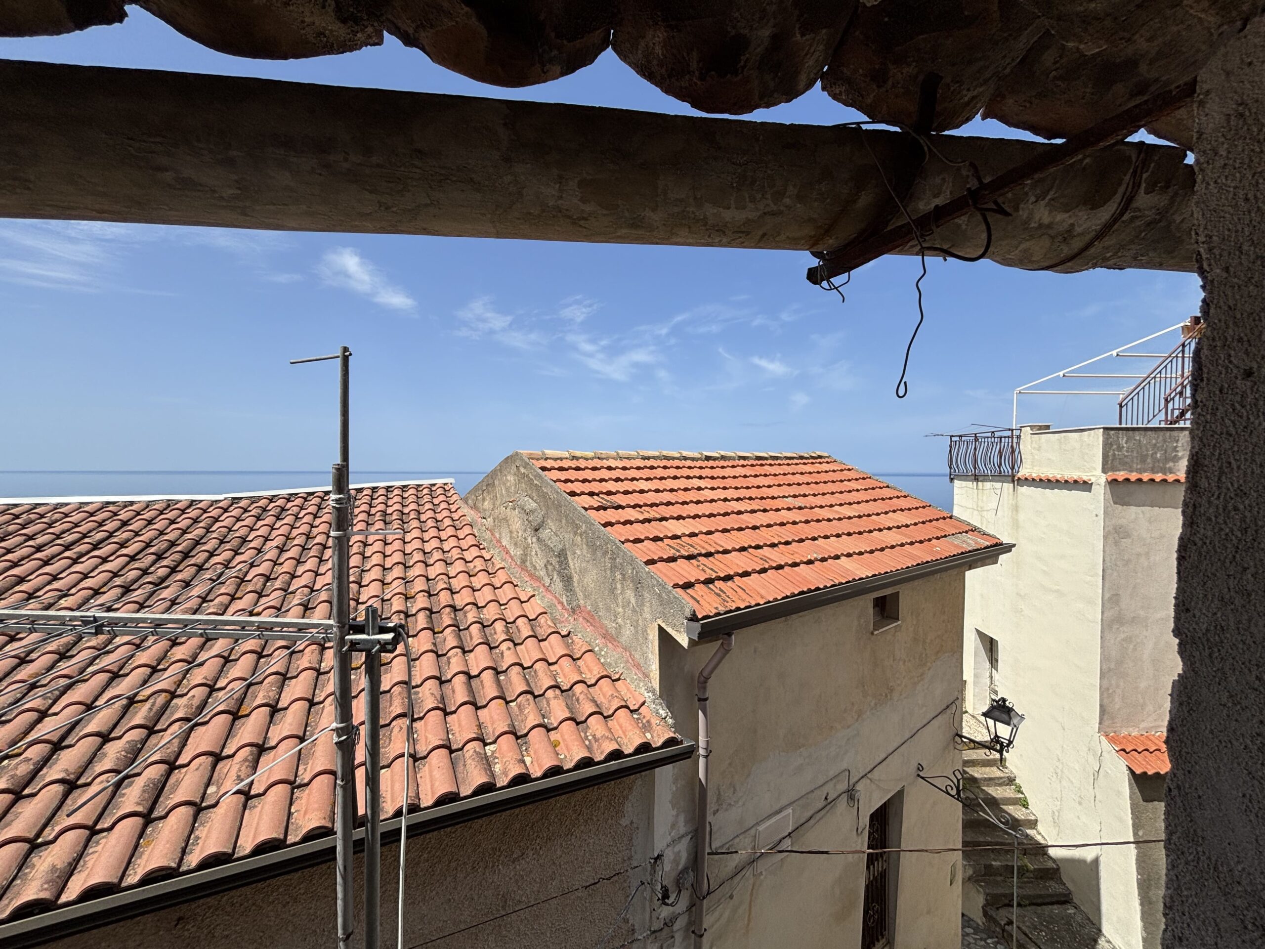 A flat for renovation in the old town of Acquappesa.