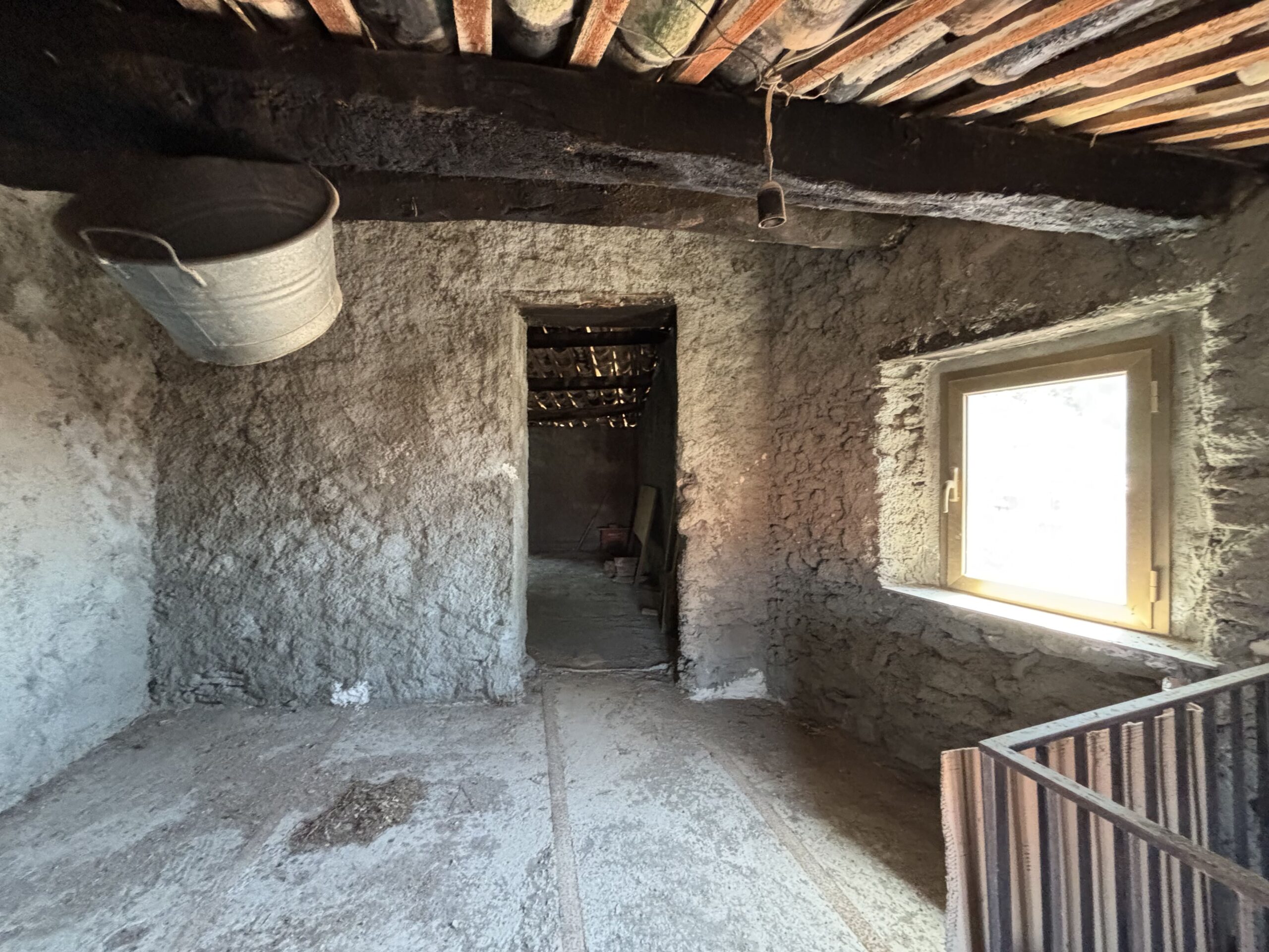 A flat for renovation in the old town of Acquappesa.