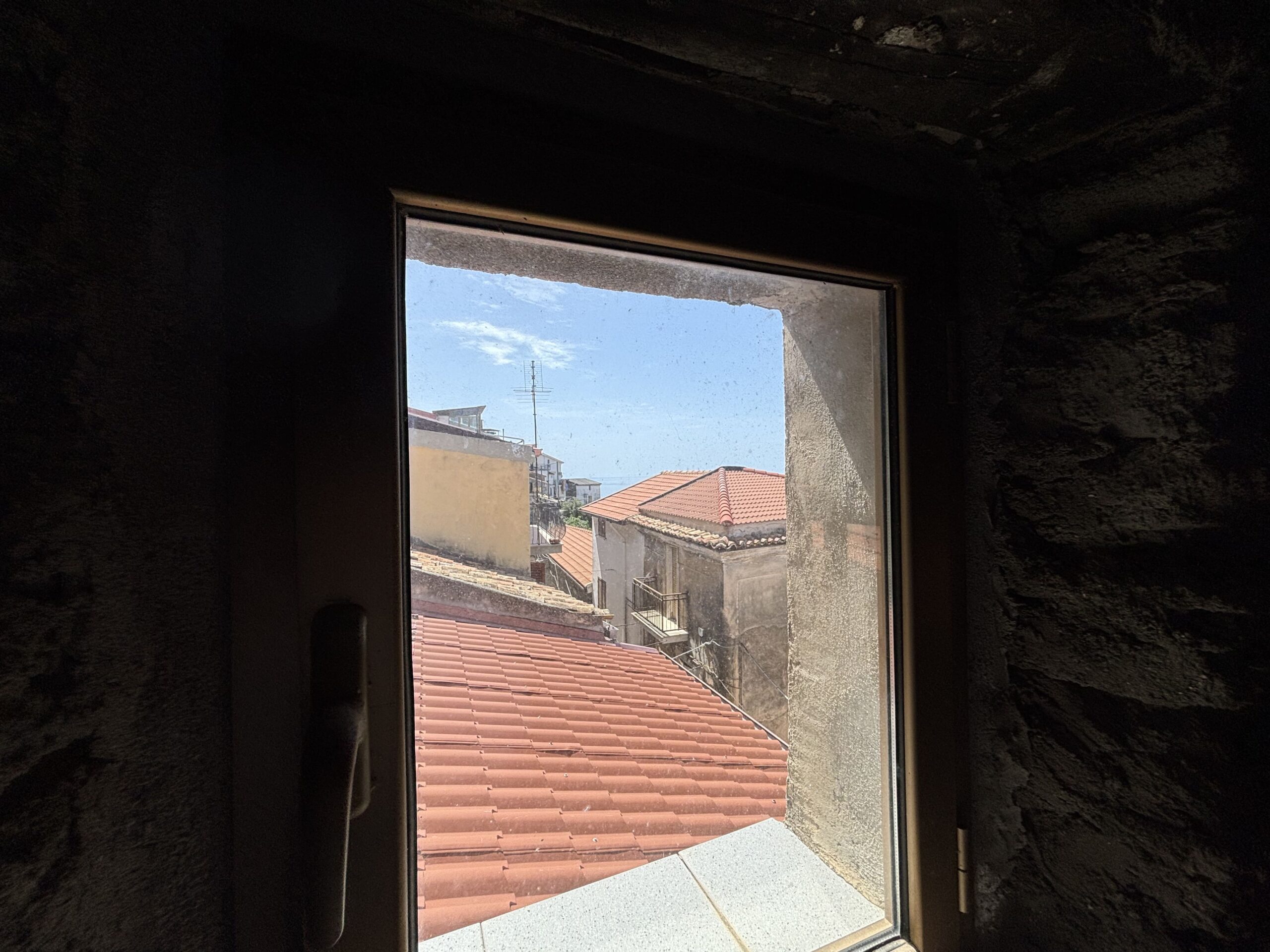 A flat for renovation in the old town of Acquappesa.