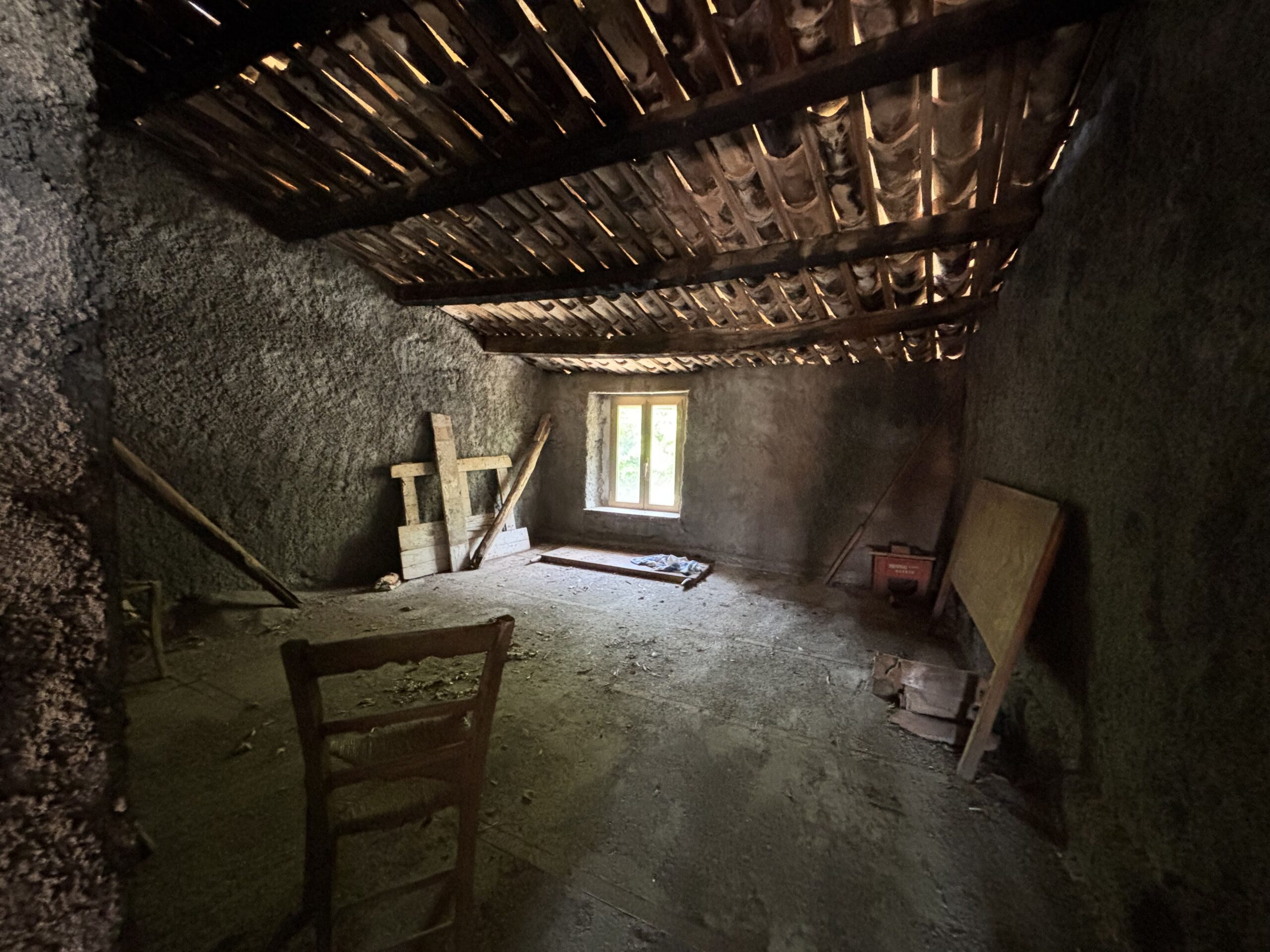 A flat for renovation in the old town of Acquappesa.