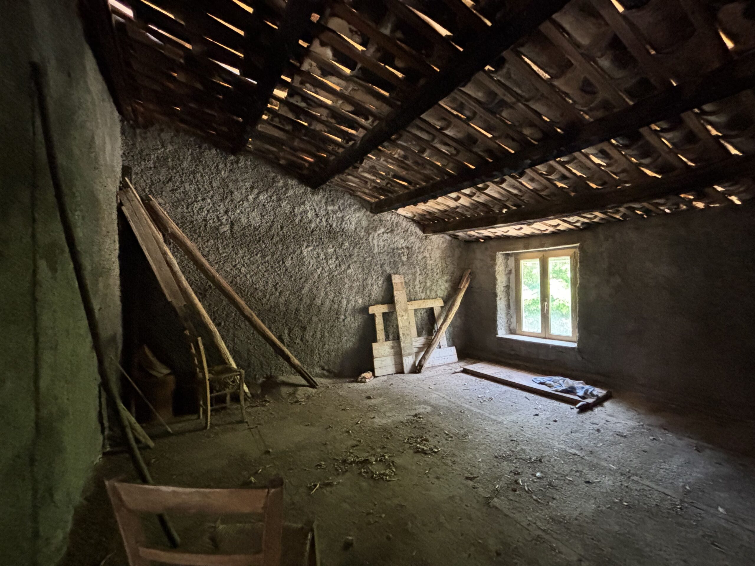 A flat for renovation in the old town of Acquappesa.