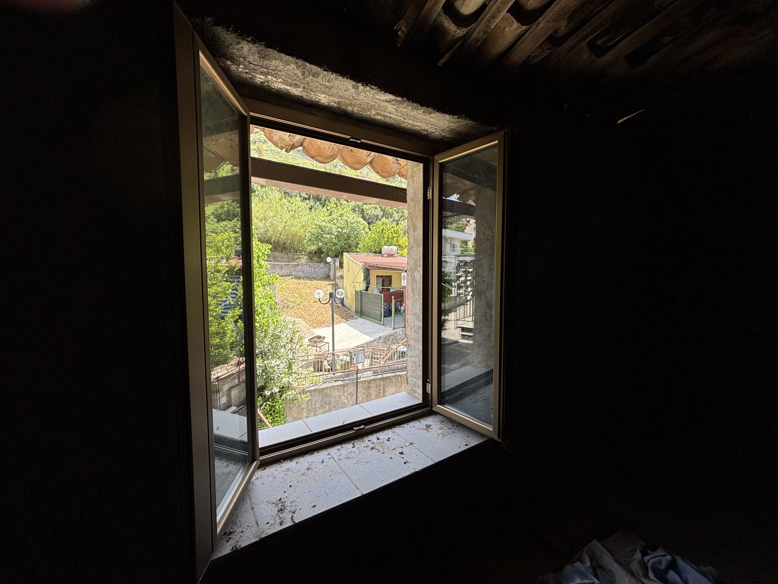 A flat for renovation in the old town of Acquappesa.