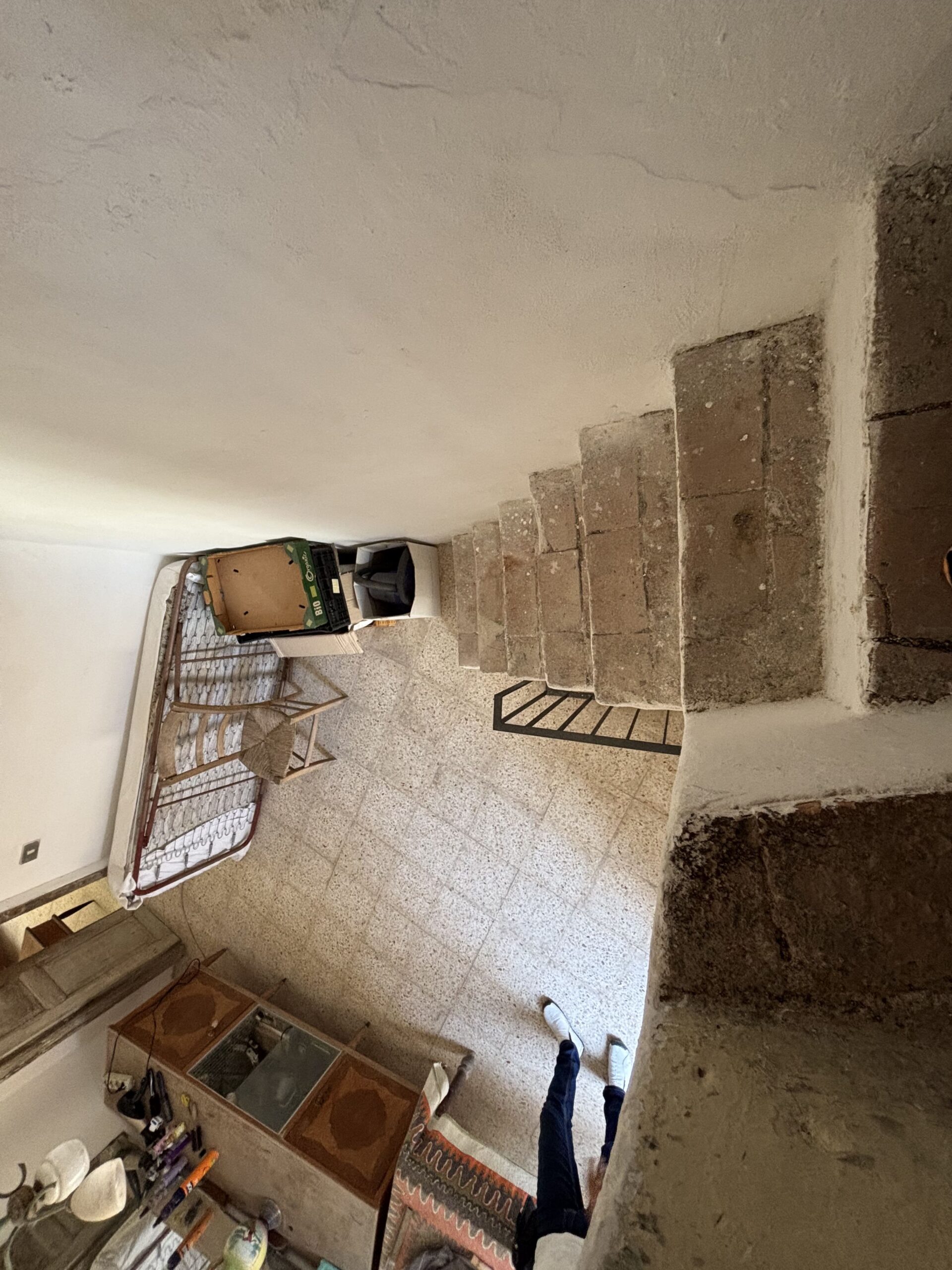 A flat for renovation in the old town of Acquappesa.