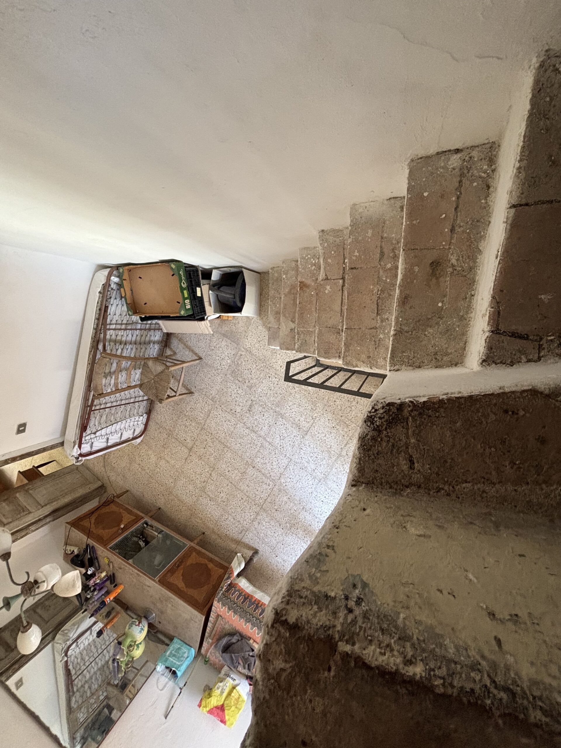 A flat for renovation in the old town of Acquappesa.