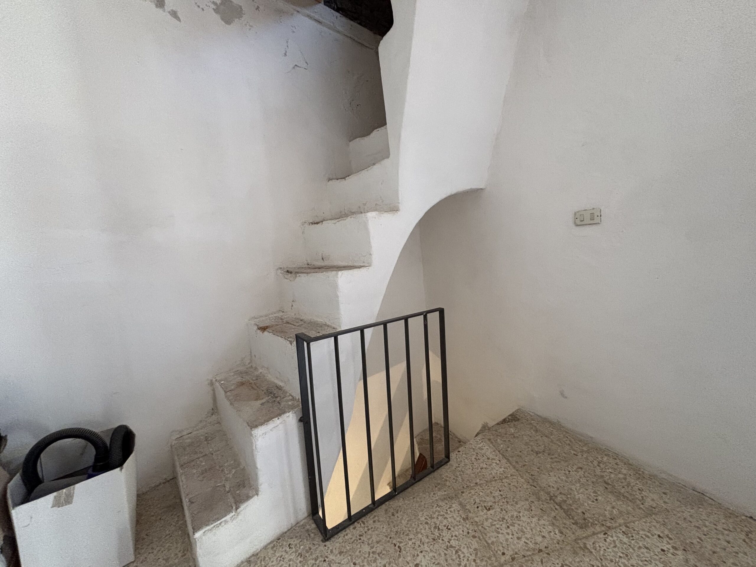 A flat for renovation in the old town of Acquappesa.