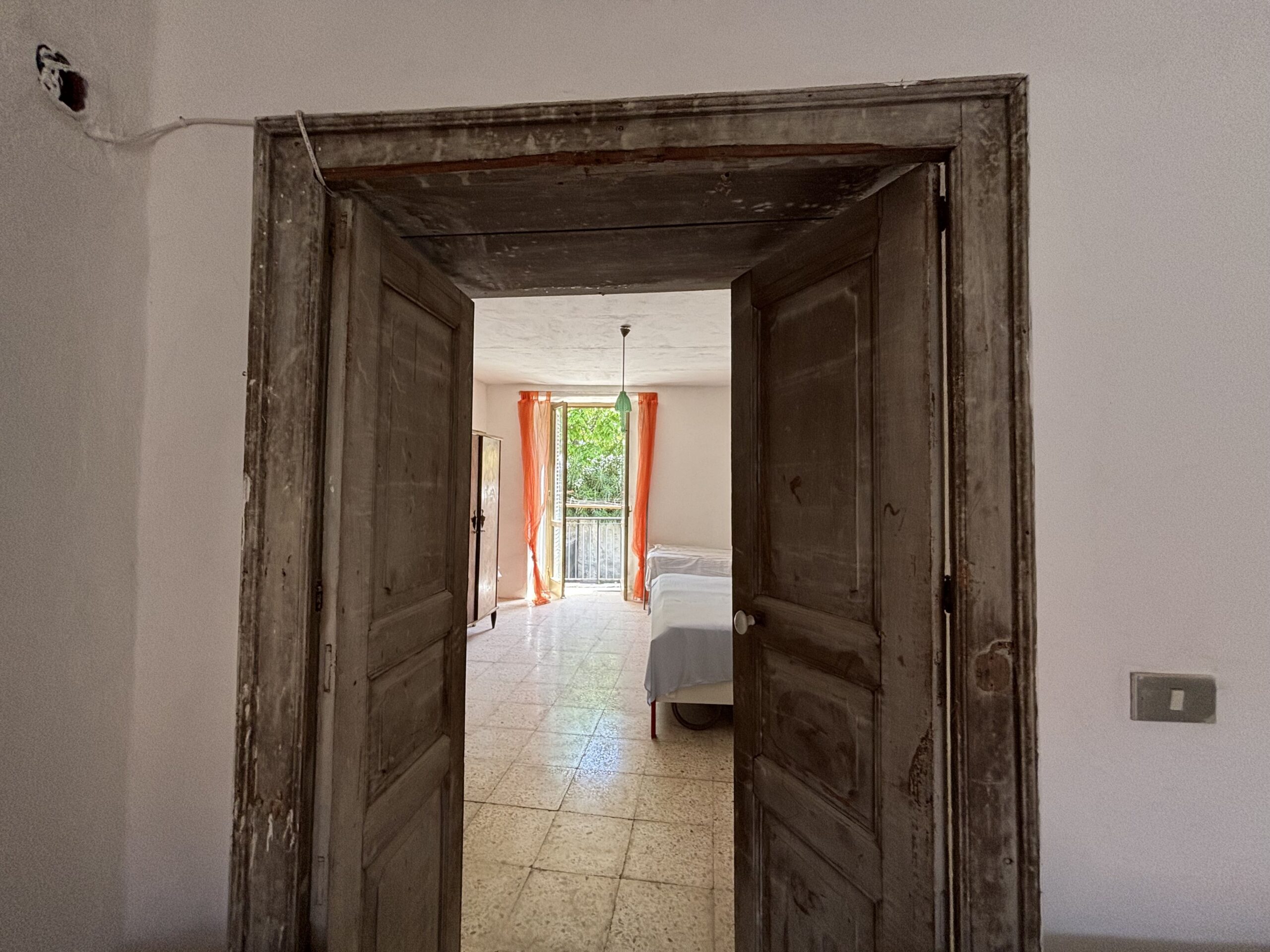 A flat for renovation in the old town of Acquappesa.