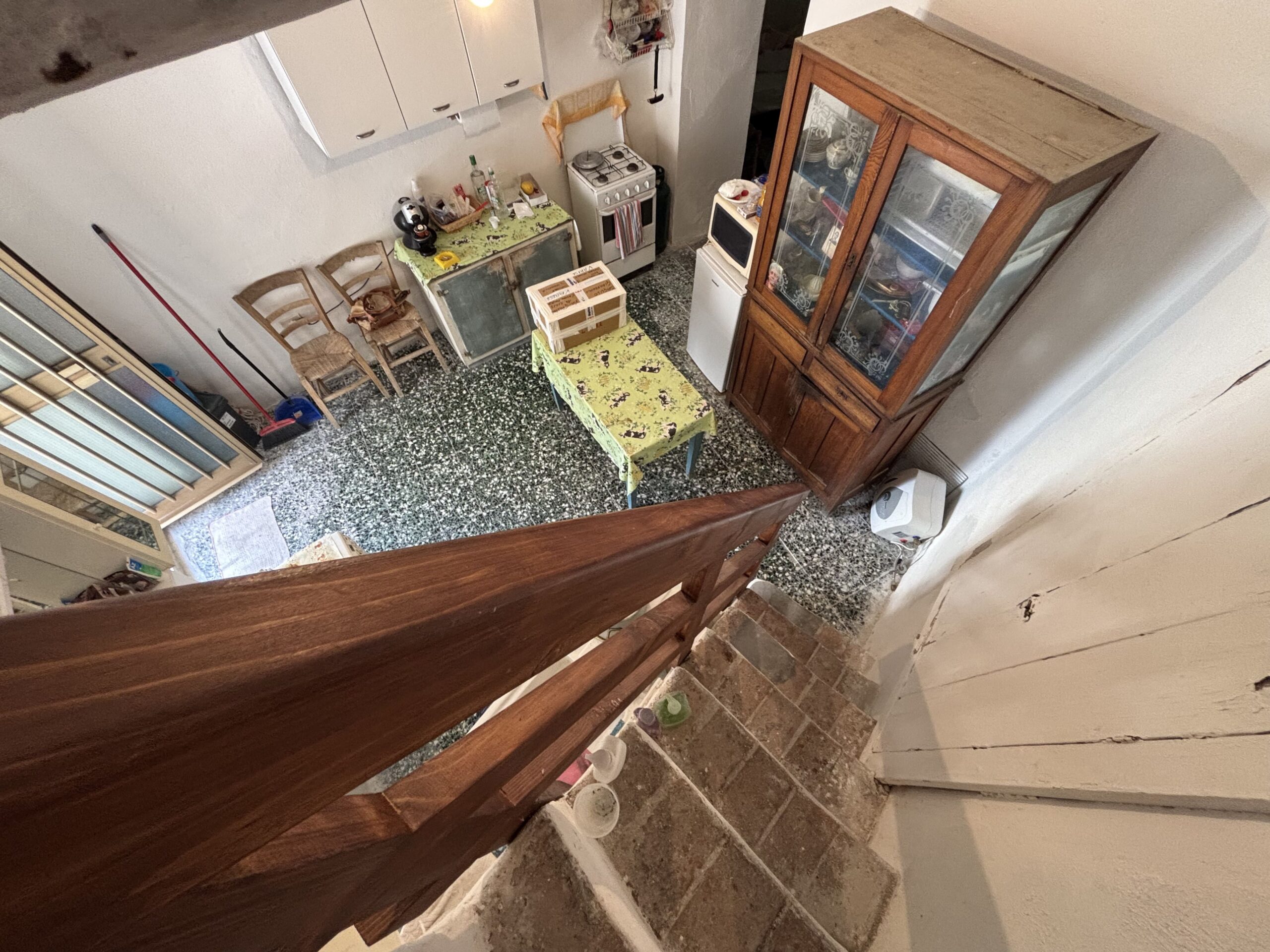 A flat for renovation in the old town of Acquappesa.