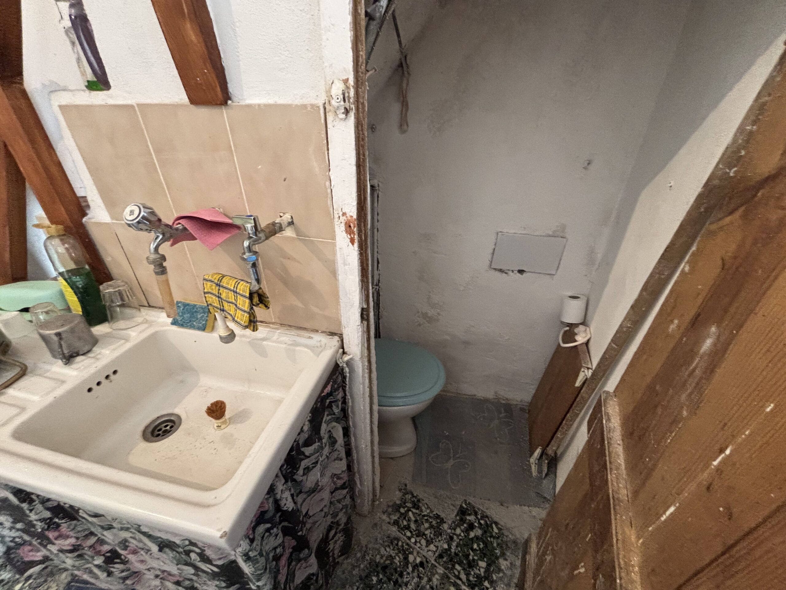 A flat for renovation in the old town of Acquappesa.