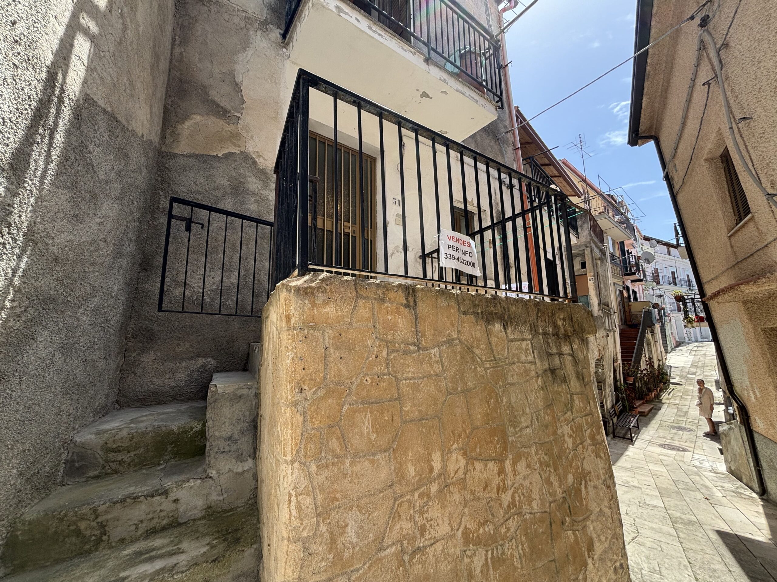 A flat for renovation in the old town of Acquappesa.