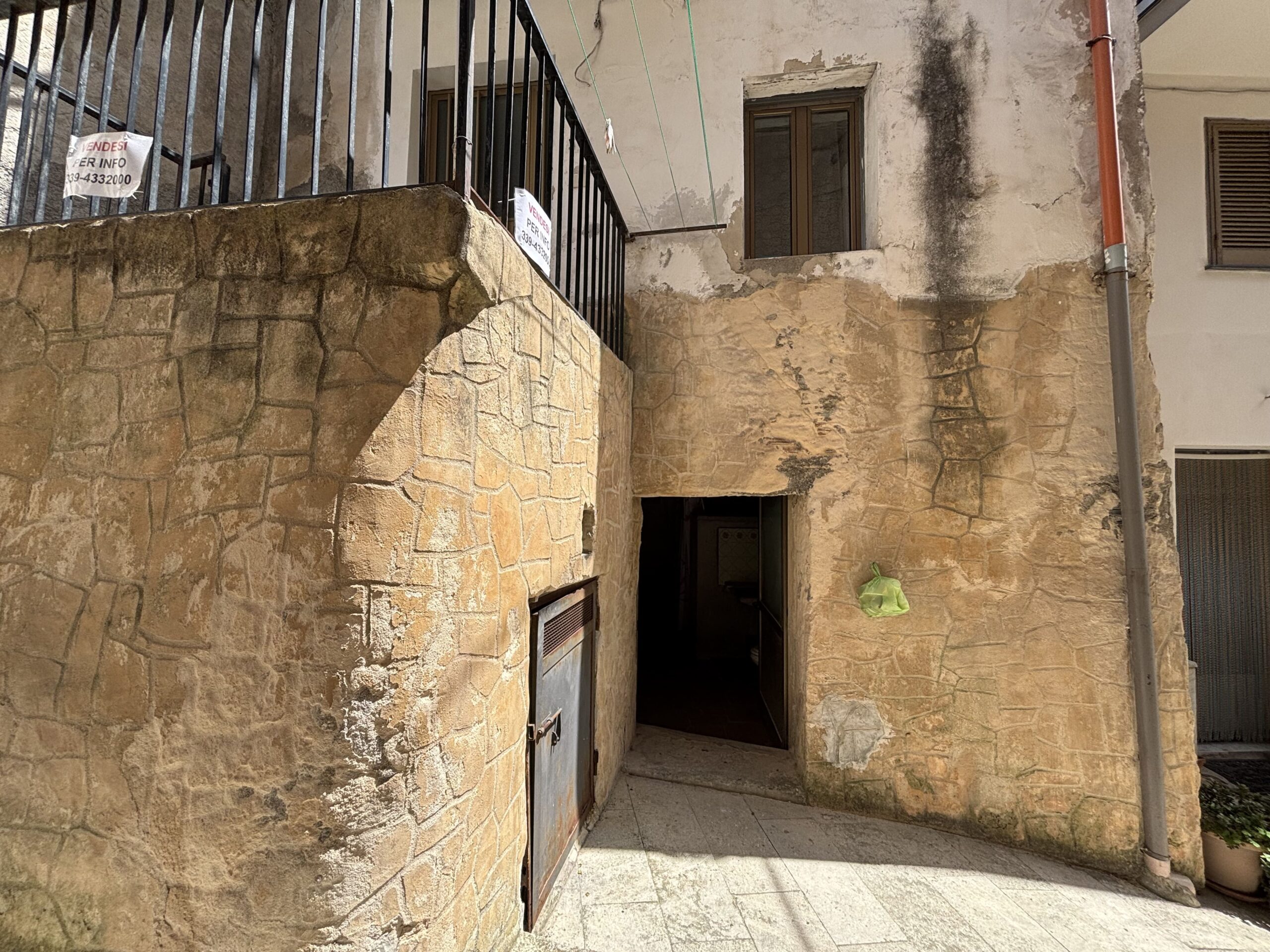 A flat for renovation in the old town of Acquappesa.