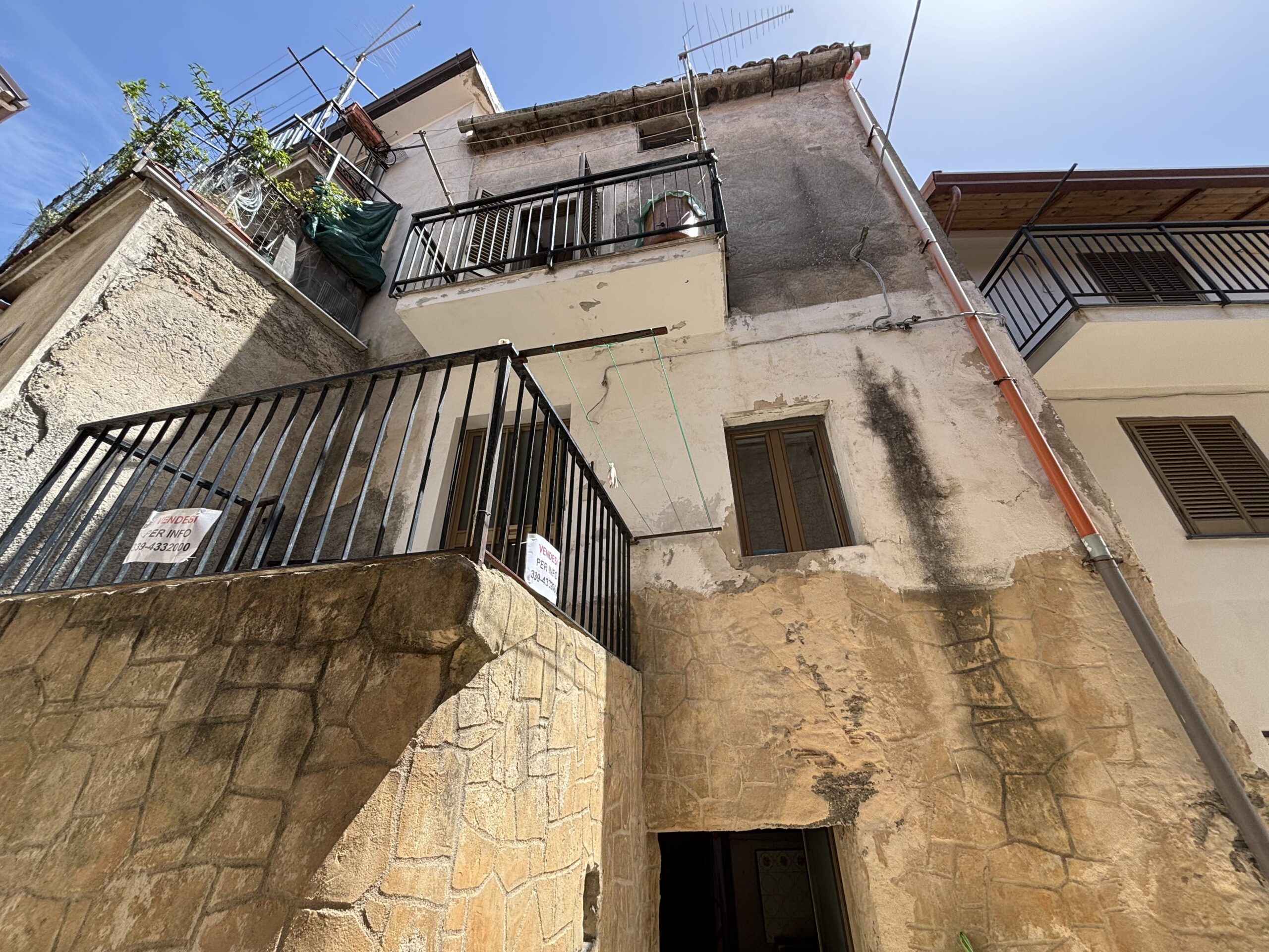 A flat for renovation in the old town of Acquappesa.