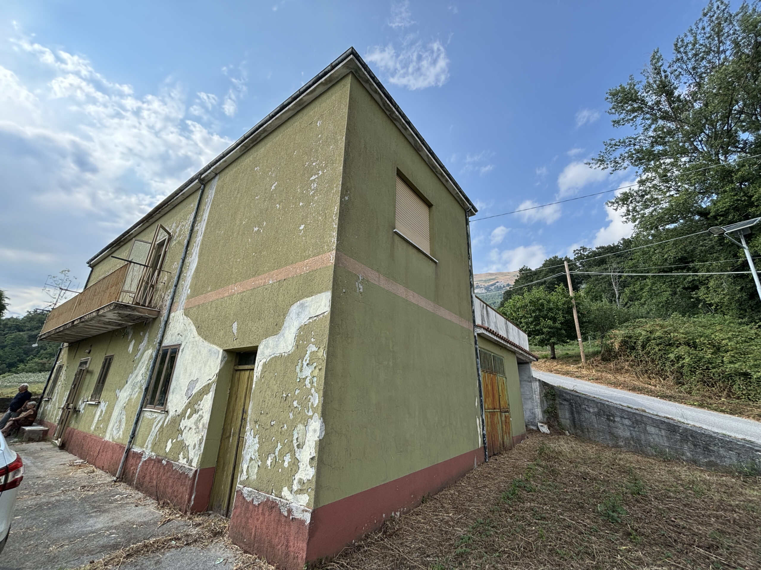 Nemoli Lago - casa da ristrutturare o demolire con terreno edificabile.