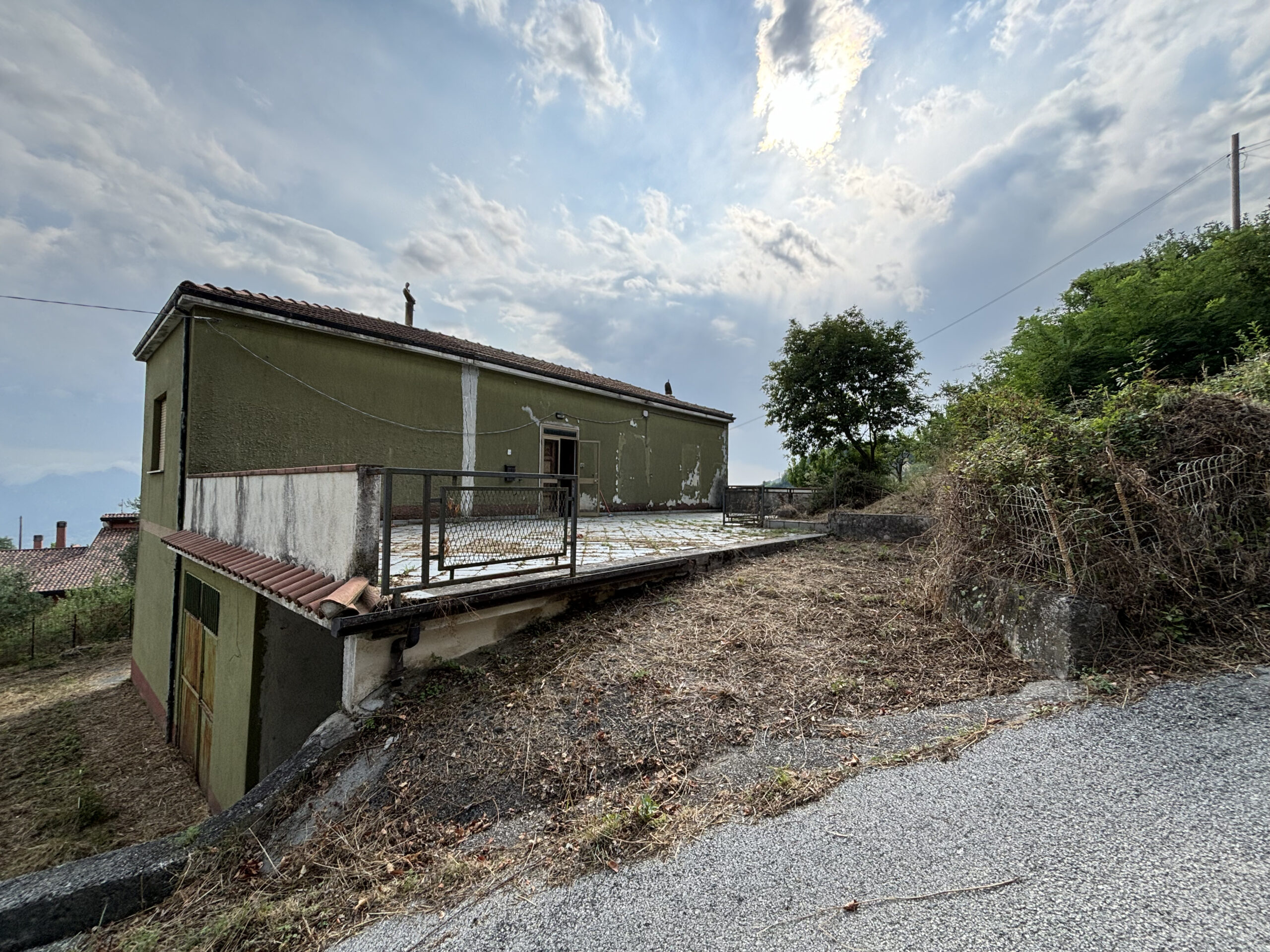 Nemoli Lago - casa da ristrutturare o demolire con terreno edificabile.