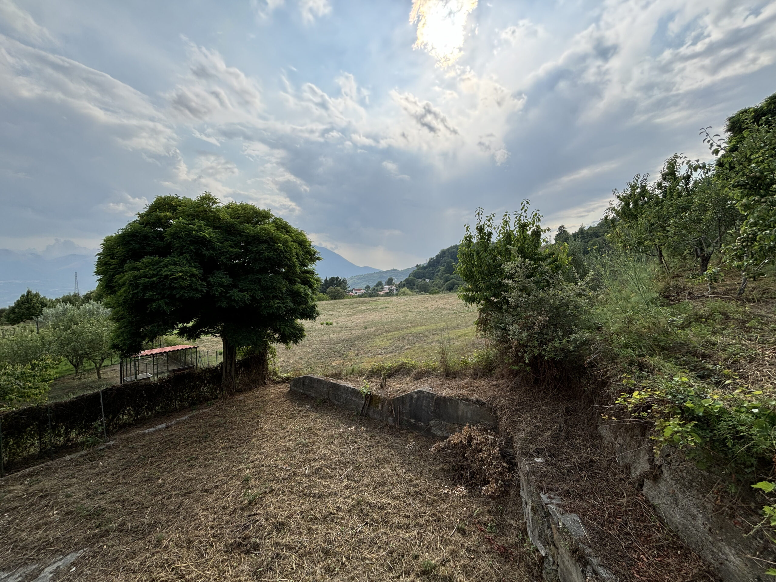 Nemoli Lago - casa da ristrutturare o demolire con terreno edificabile.