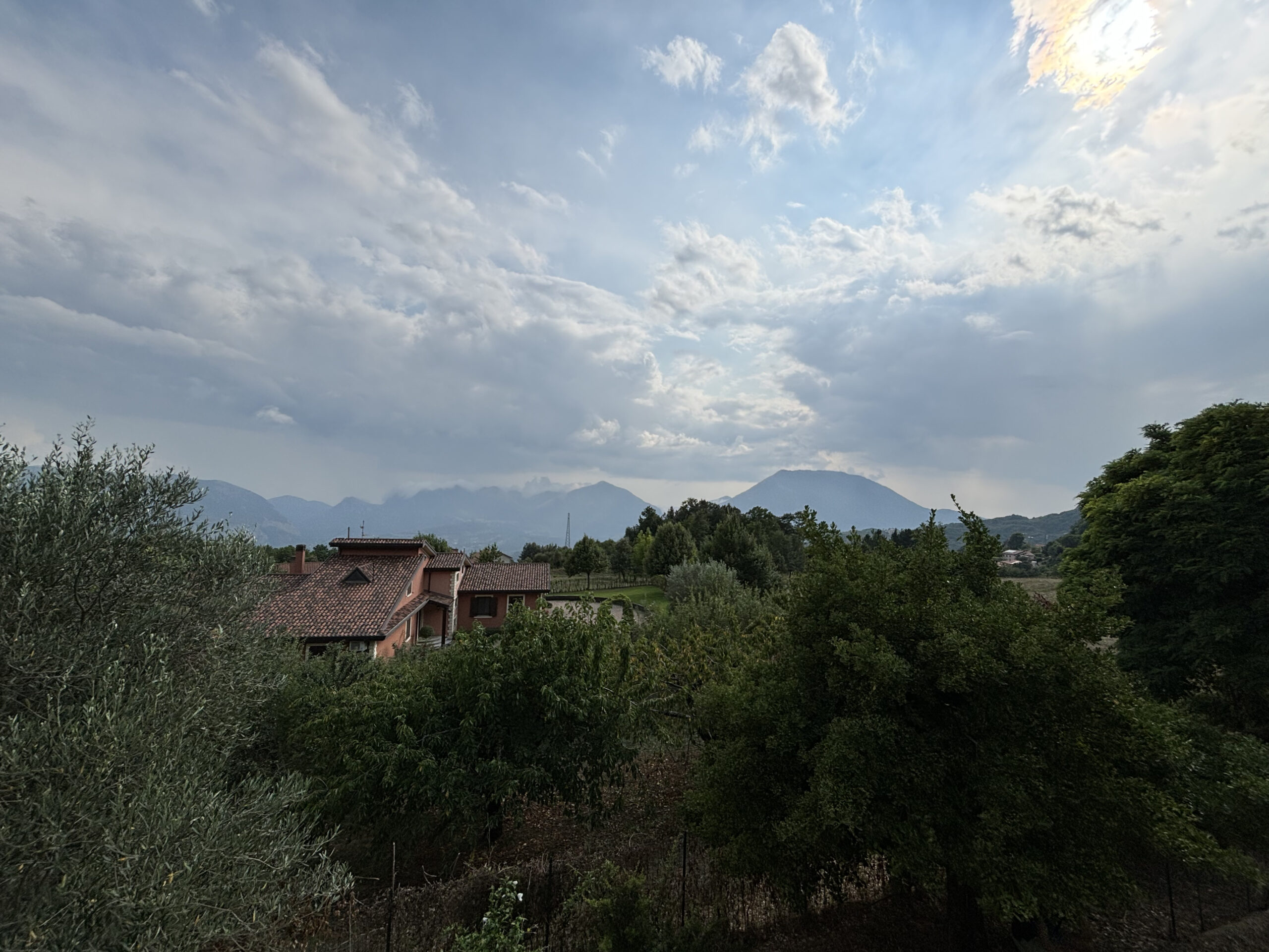 Nemoli Lago - casa da ristrutturare o demolire con terreno edificabile.