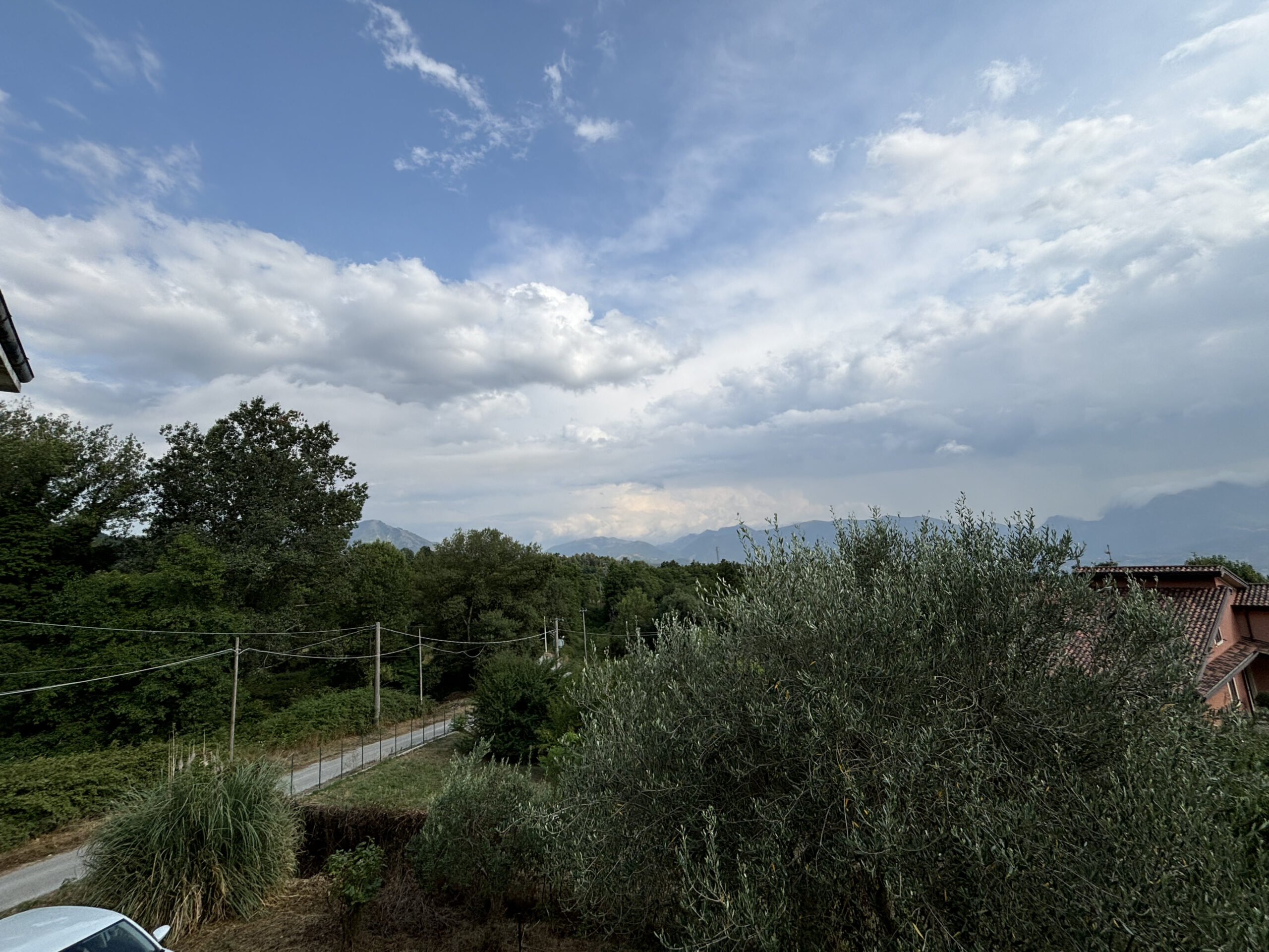 Nemoli Lago - casa da ristrutturare o demolire con terreno edificabile.