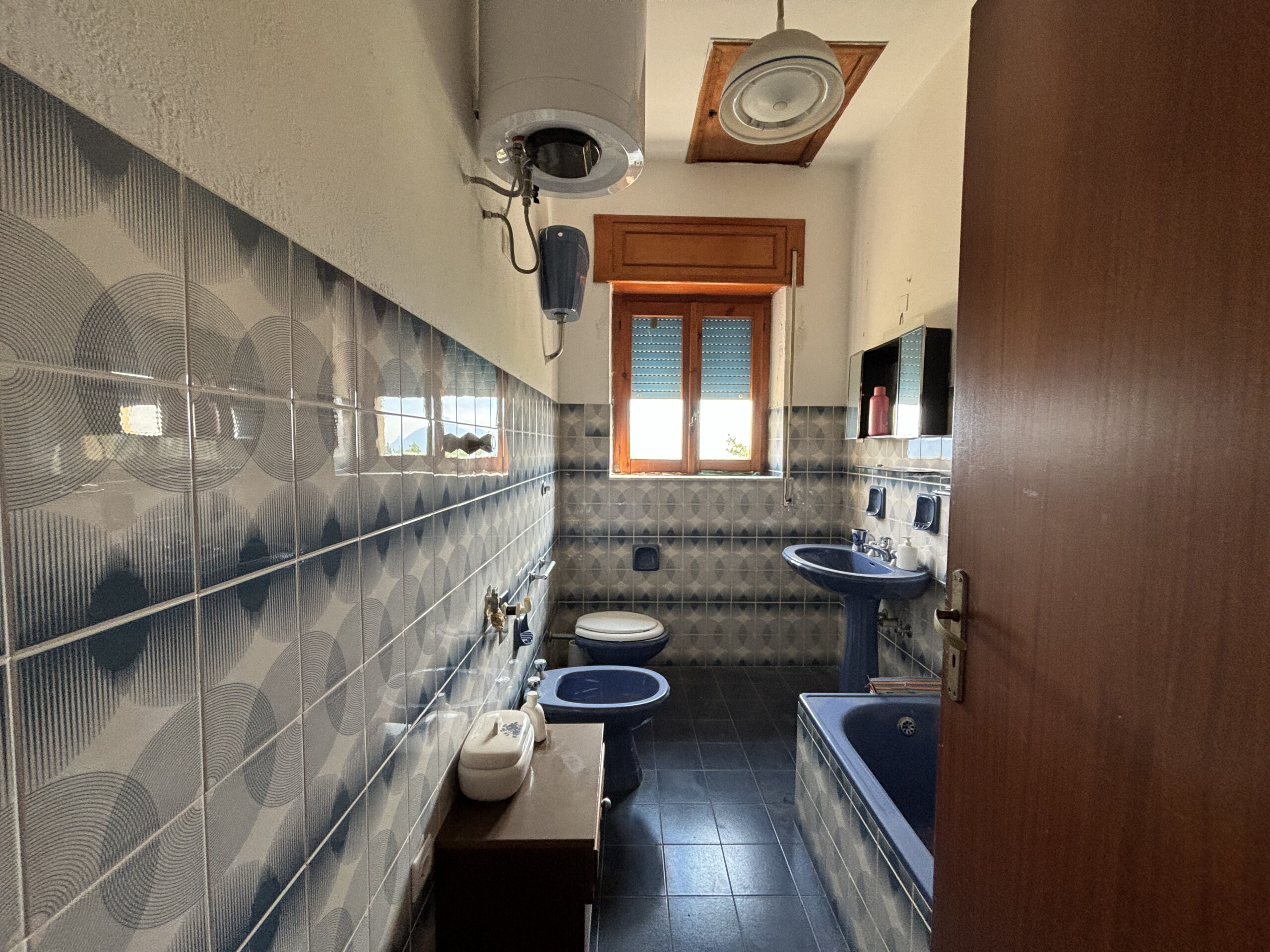 Nemoli Lago - casa da ristrutturare o demolire con terreno edificabile.