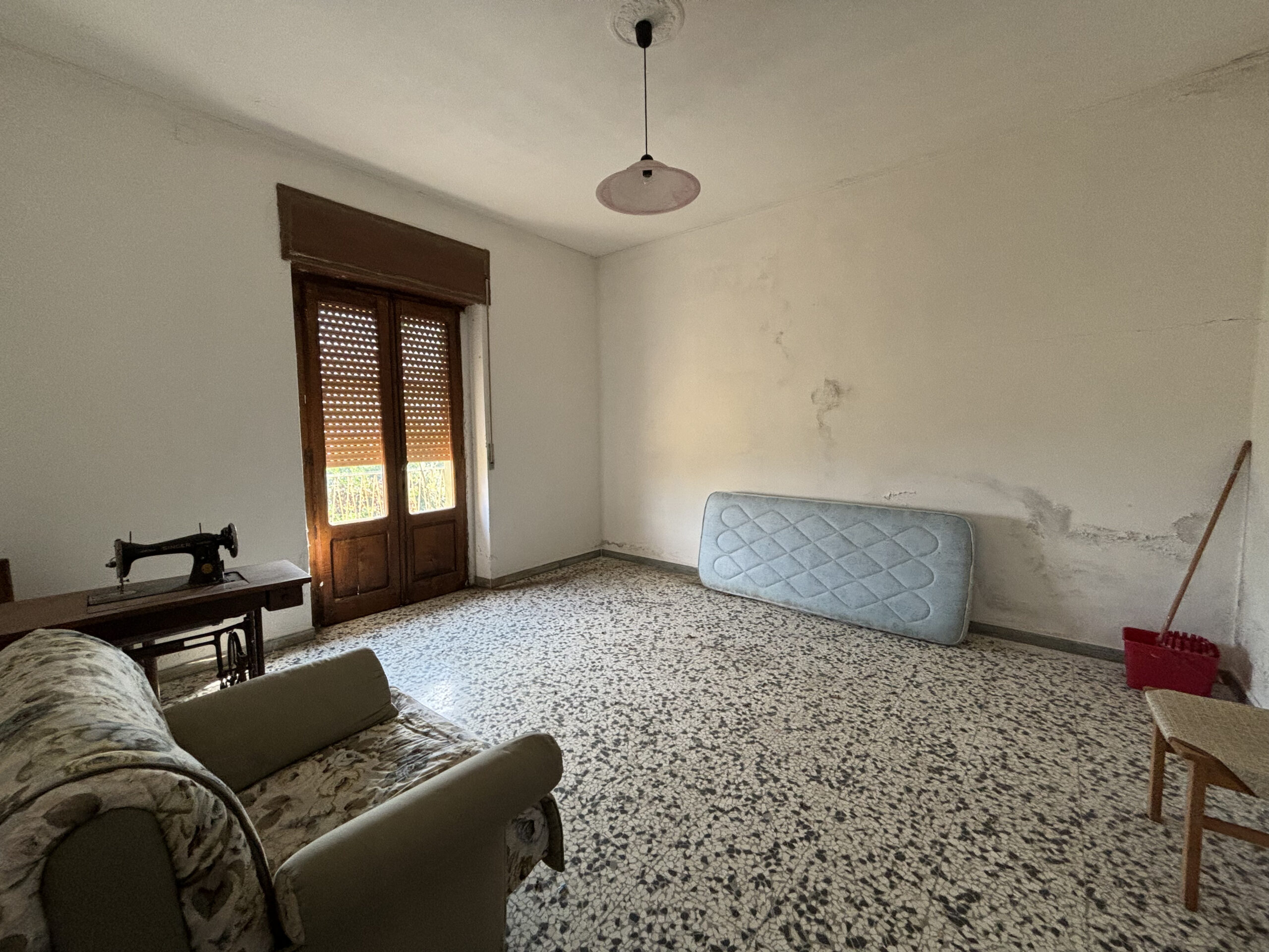 Nemoli Lago - casa da ristrutturare o demolire con terreno edificabile.