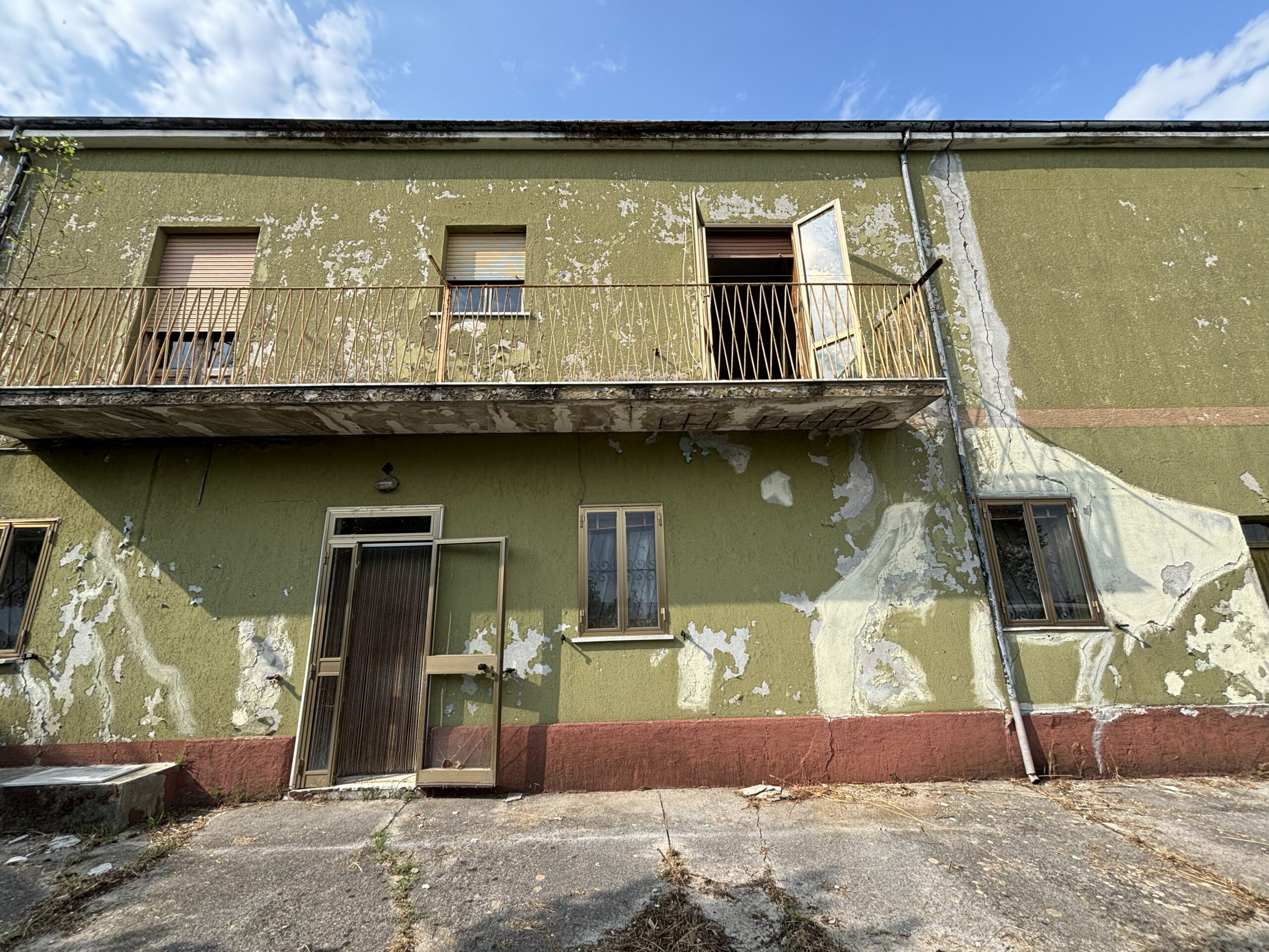 Nemoli Lago - casa da ristrutturare o demolire con terreno edificabile.