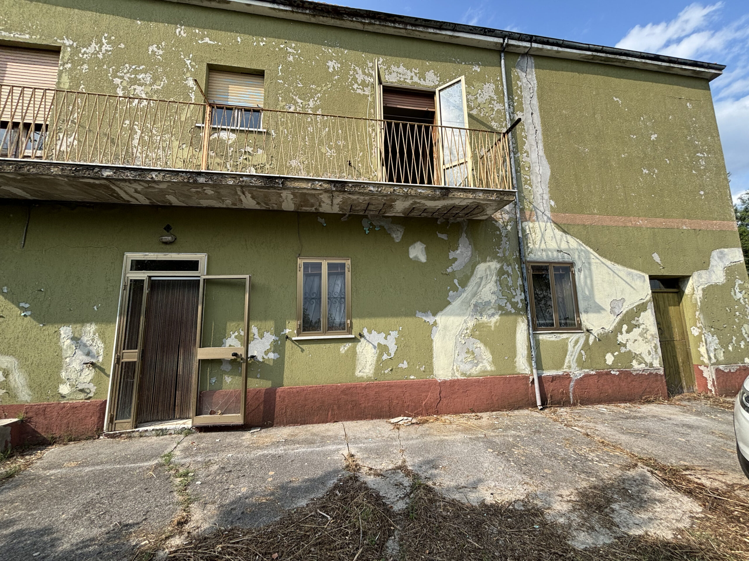 Nemoli Lago - casa da ristrutturare o demolire con terreno edificabile.