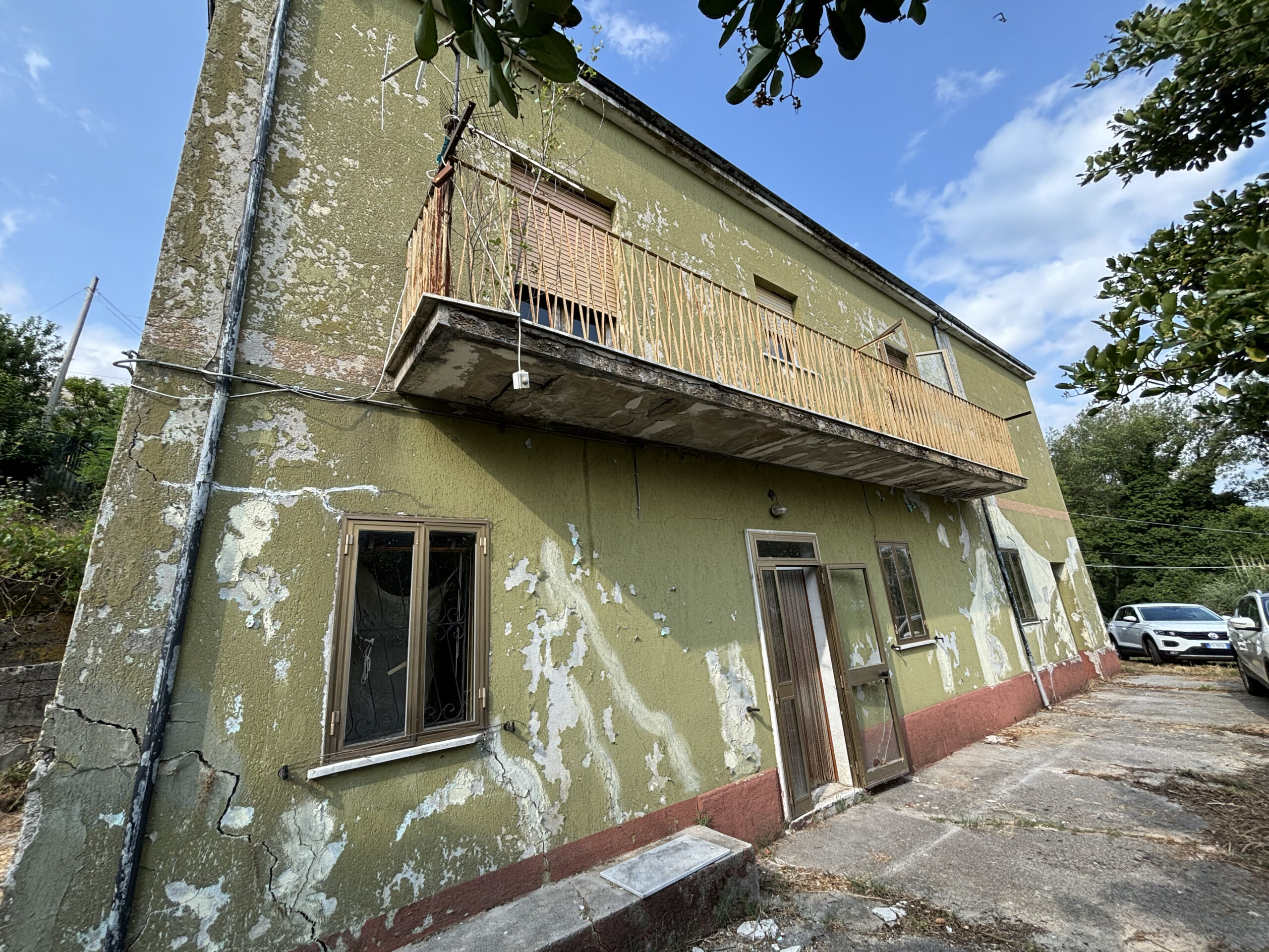 Nemoli Lago - casa da ristrutturare o demolire con terreno edificabile.
