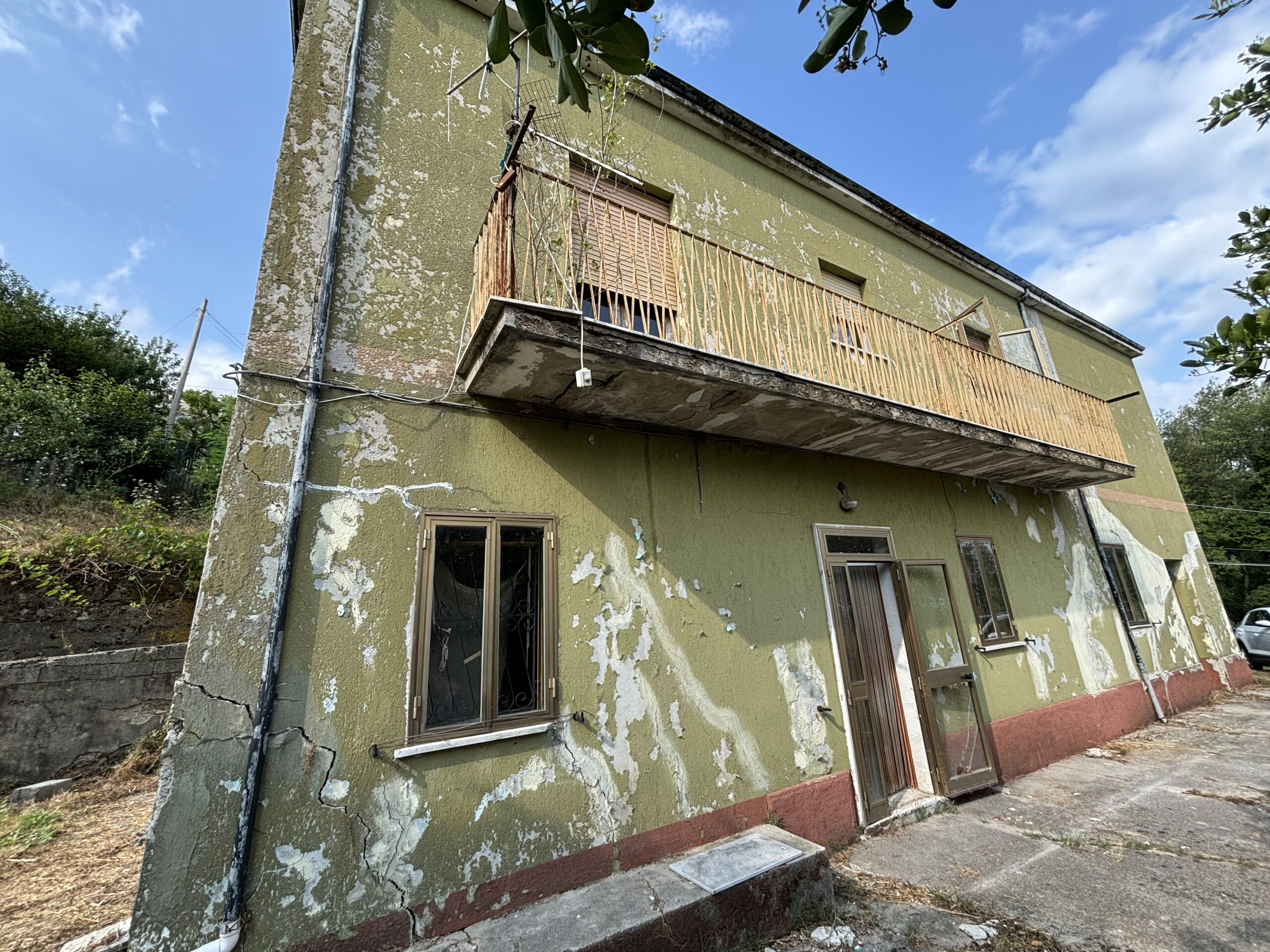 Nemoli Lago - casa da ristrutturare o demolire con terreno edificabile.