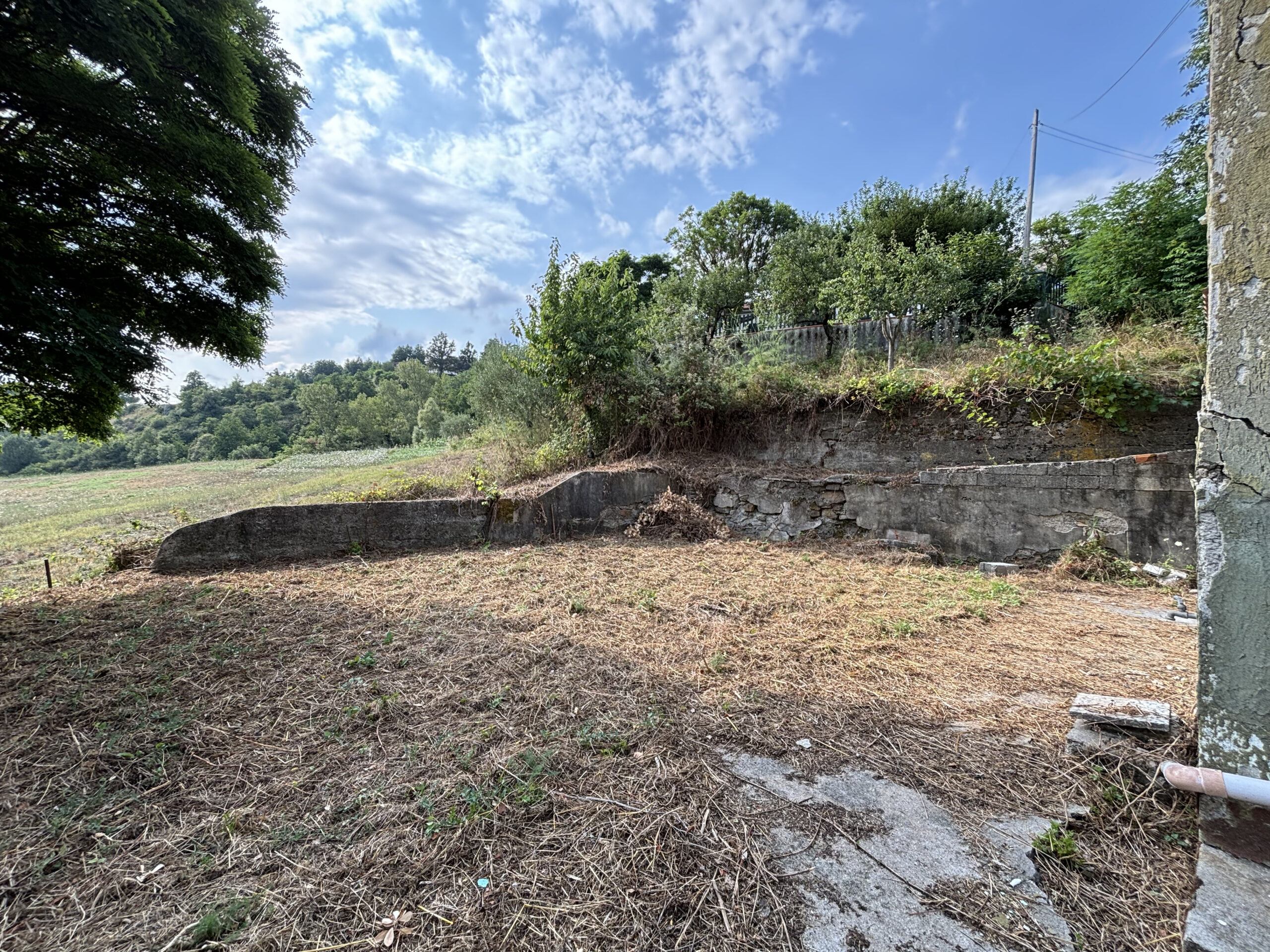 Nemoli Lago - casa da ristrutturare o demolire con terreno edificabile.