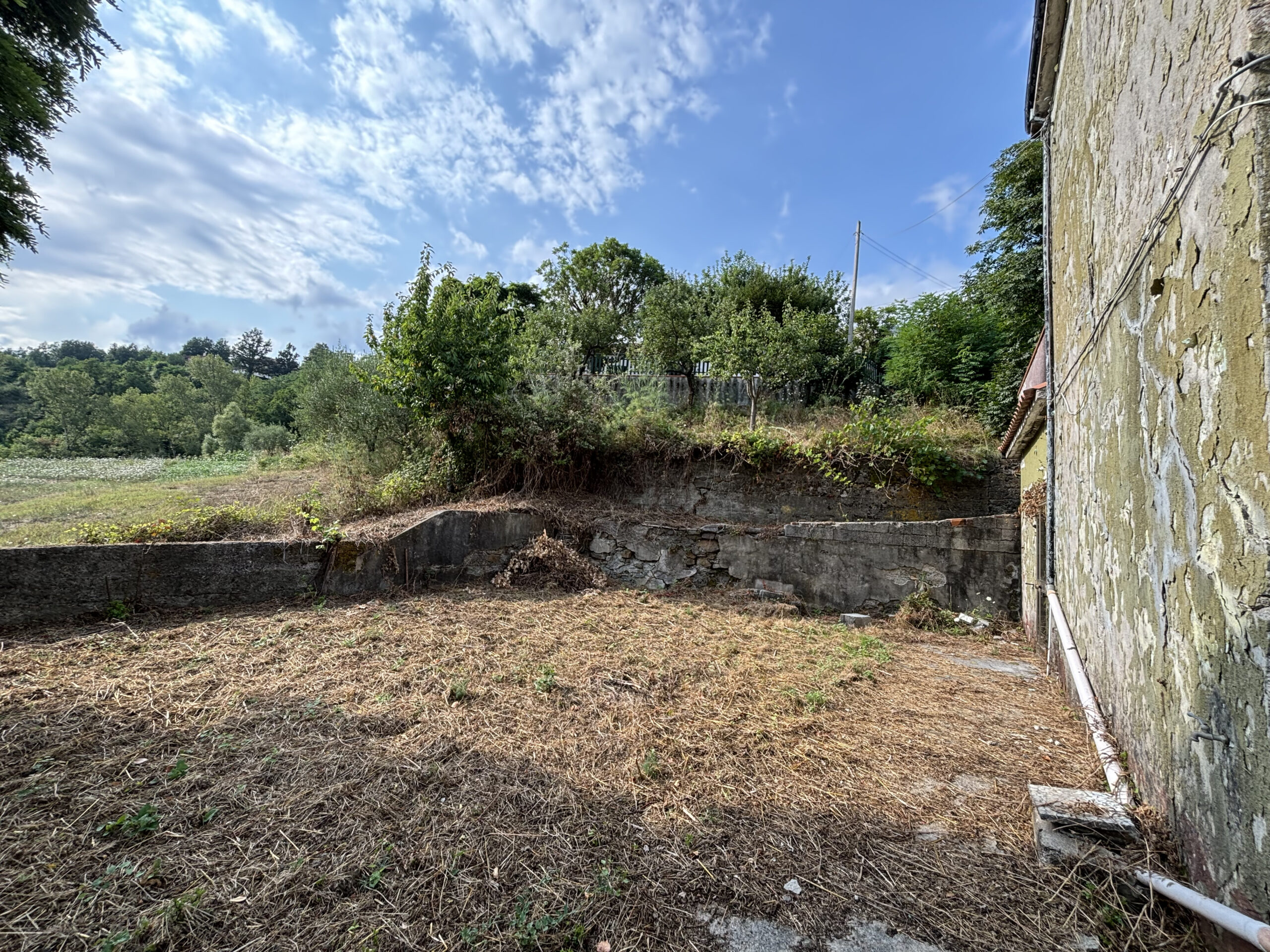 Nemoli Lago - casa da ristrutturare o demolire con terreno edificabile.