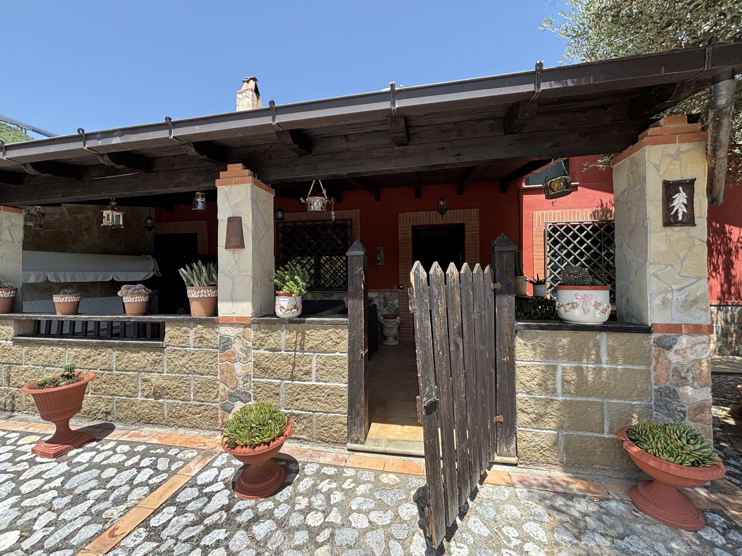 Your retreat in Morano Calabro - a phenomenal estate with olive trees.