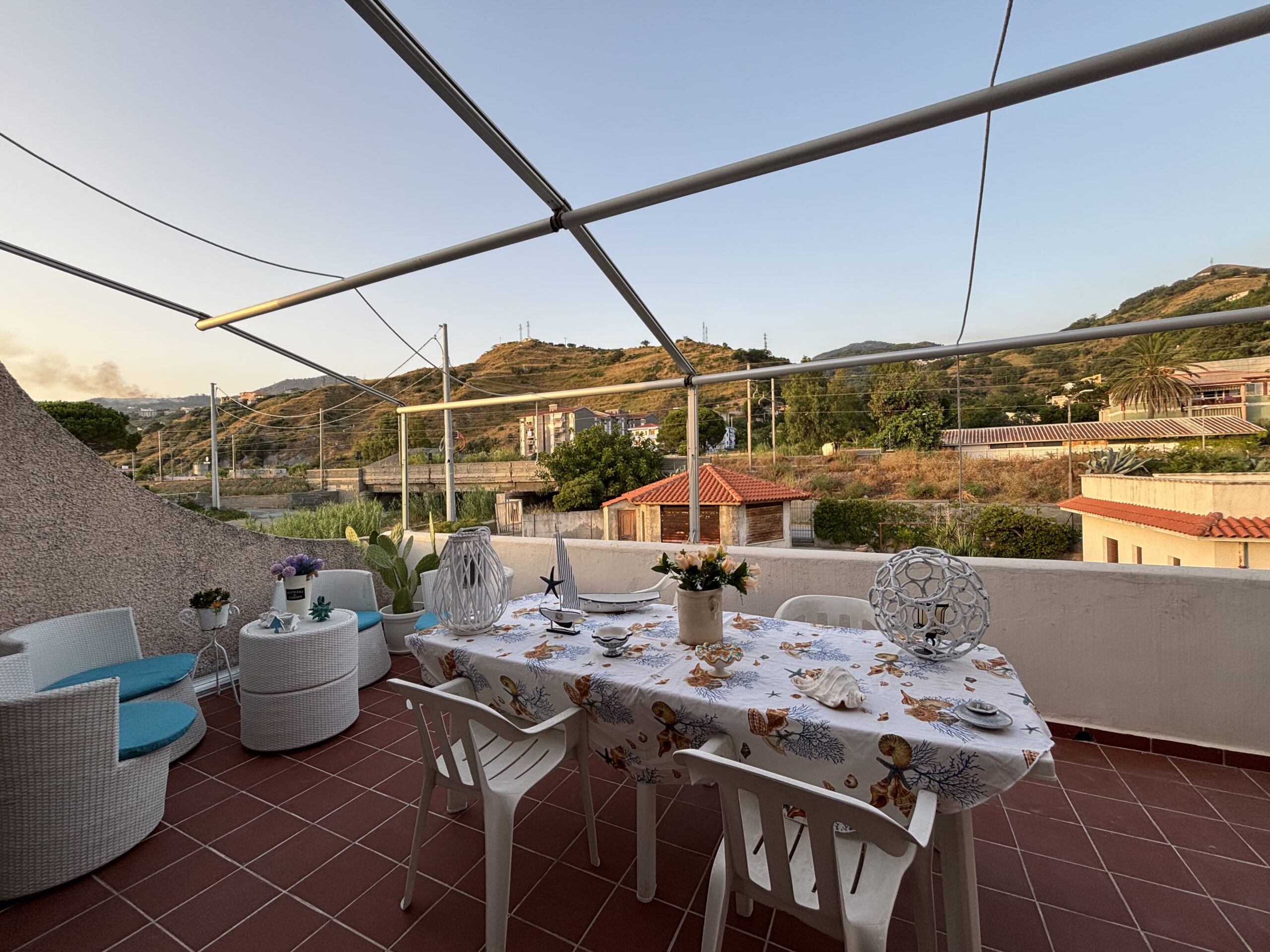 Italian-style flat in Acquappesa Marina with sea views.