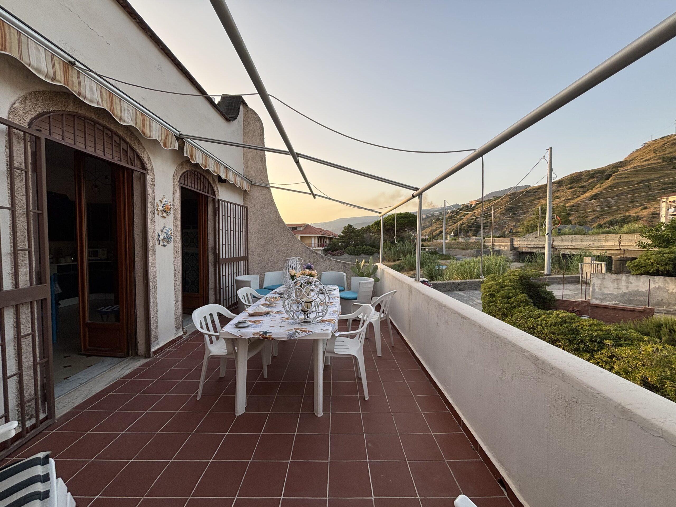 Italian-style flat in Acquappesa Marina with sea views.