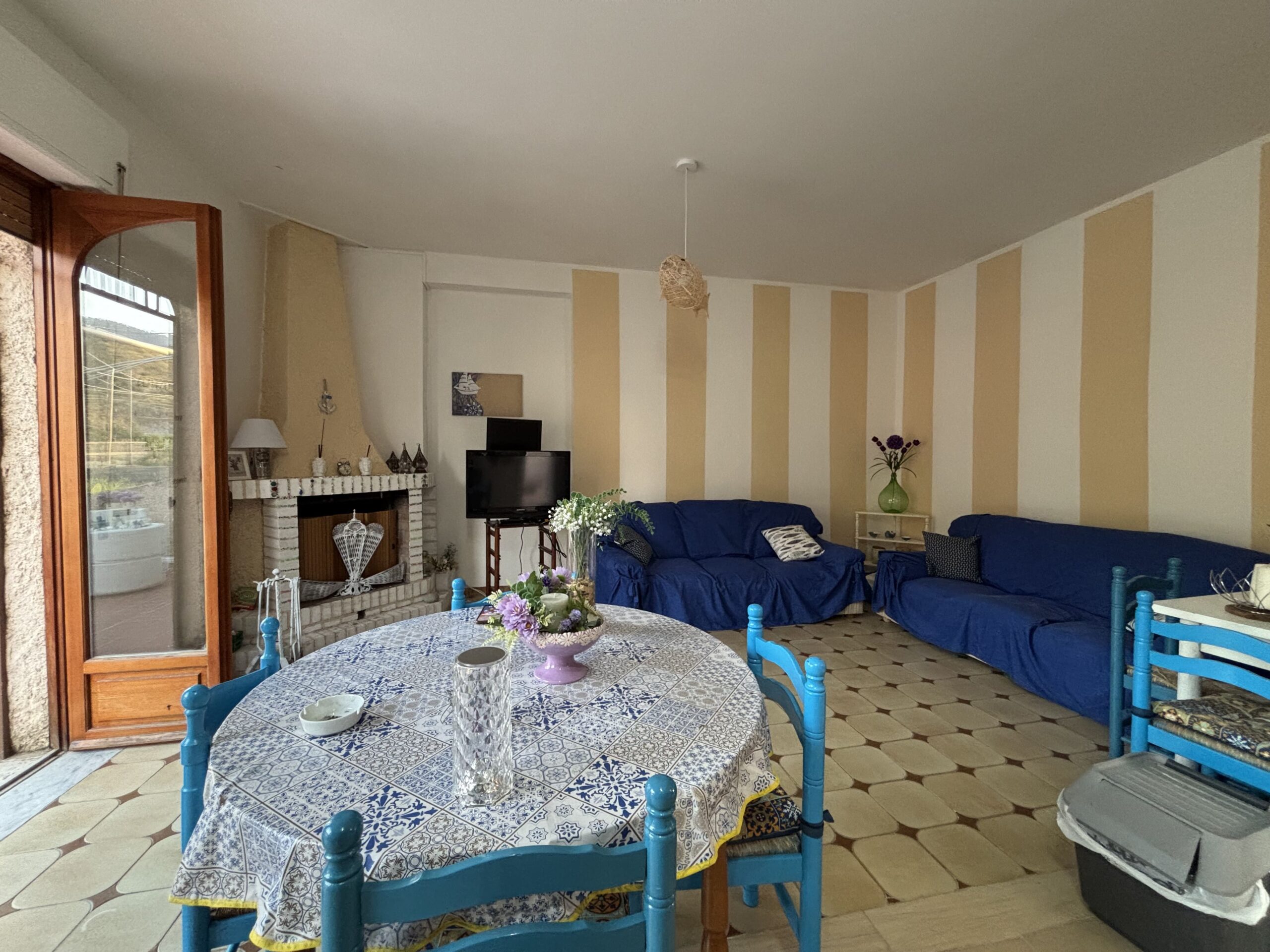 Italian-style flat in Acquappesa Marina with sea views.