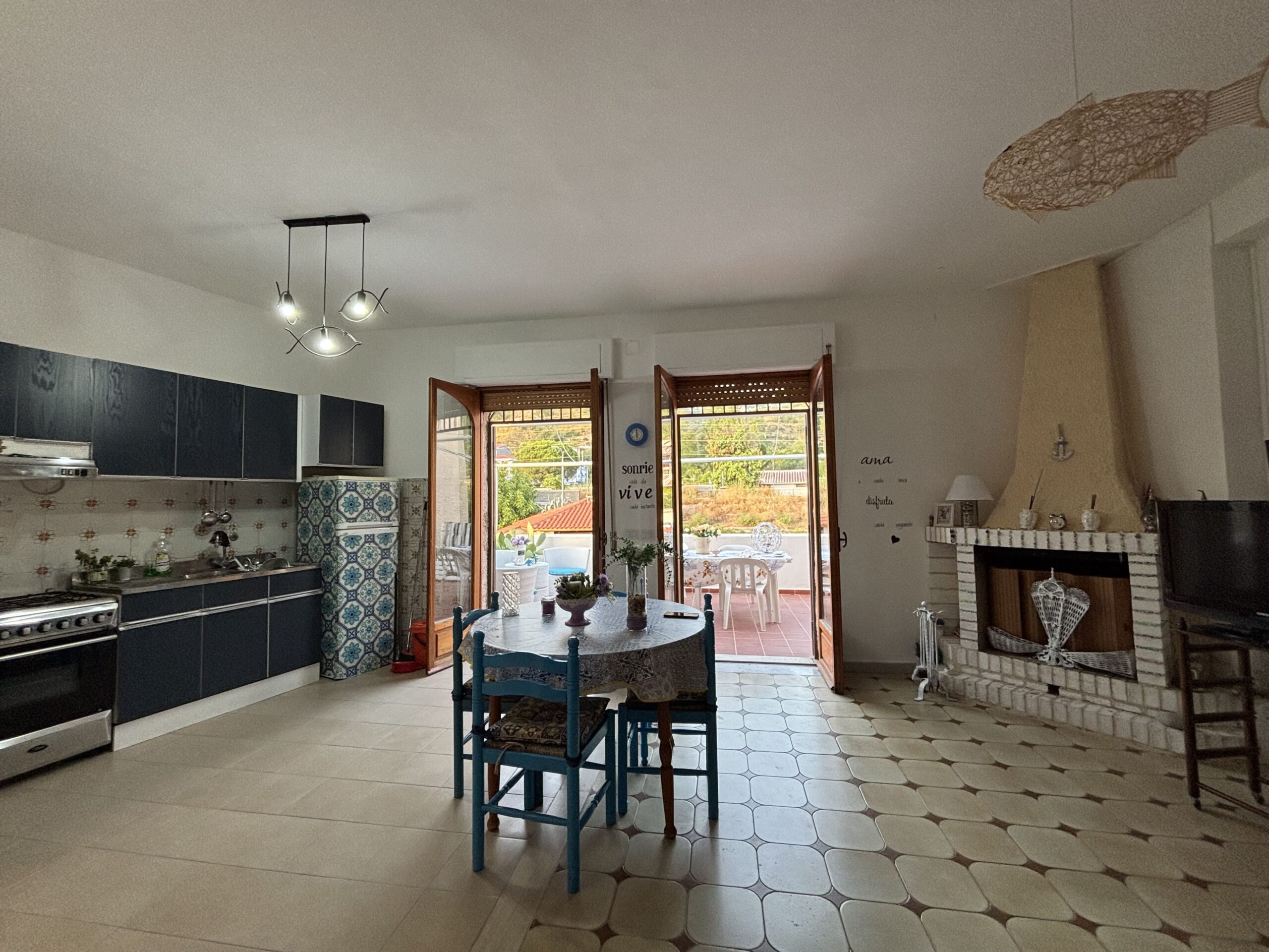 Italian-style flat in Acquappesa Marina with sea views.