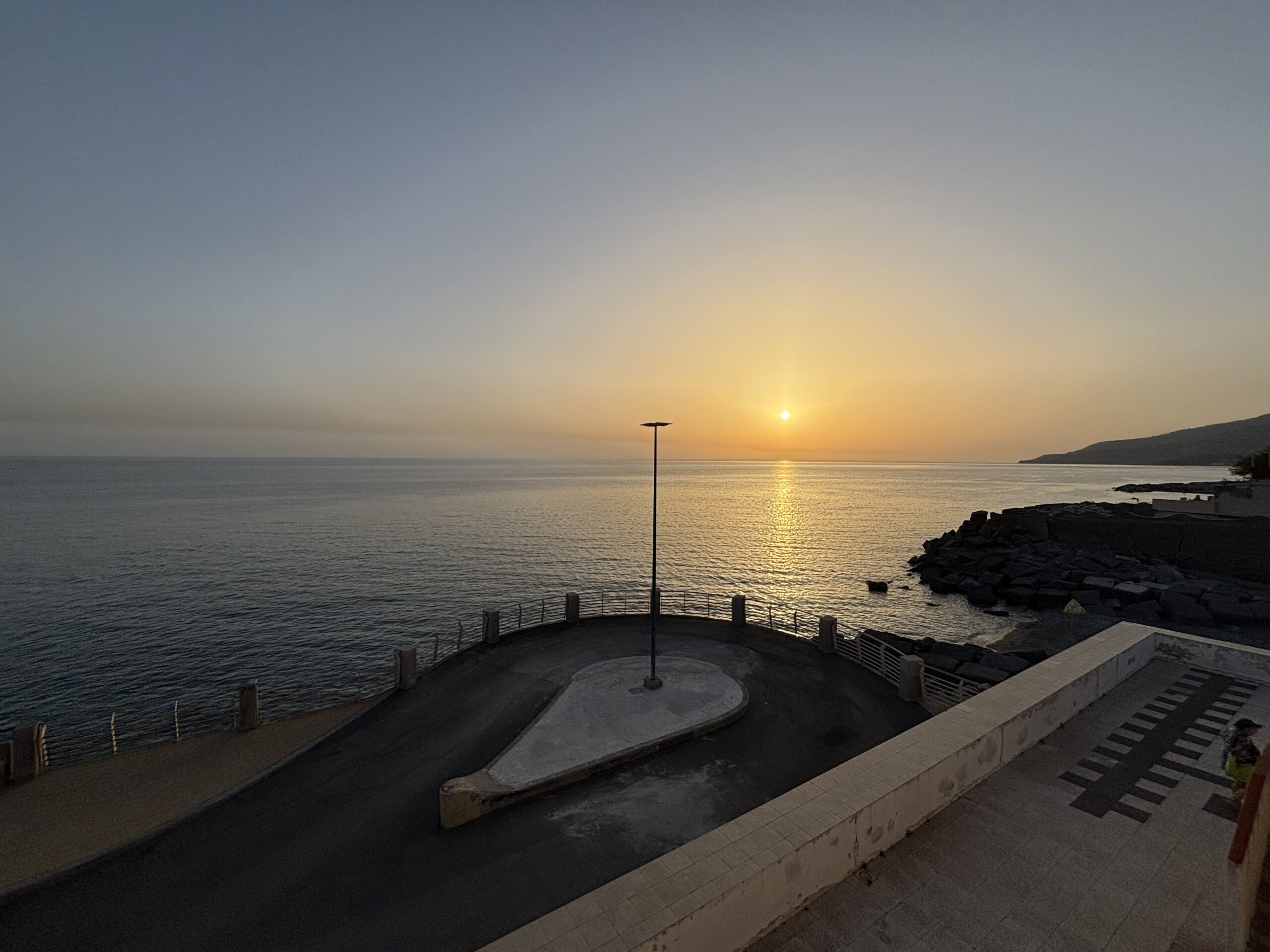 Italian-style flat in Acquappesa Marina with sea views.