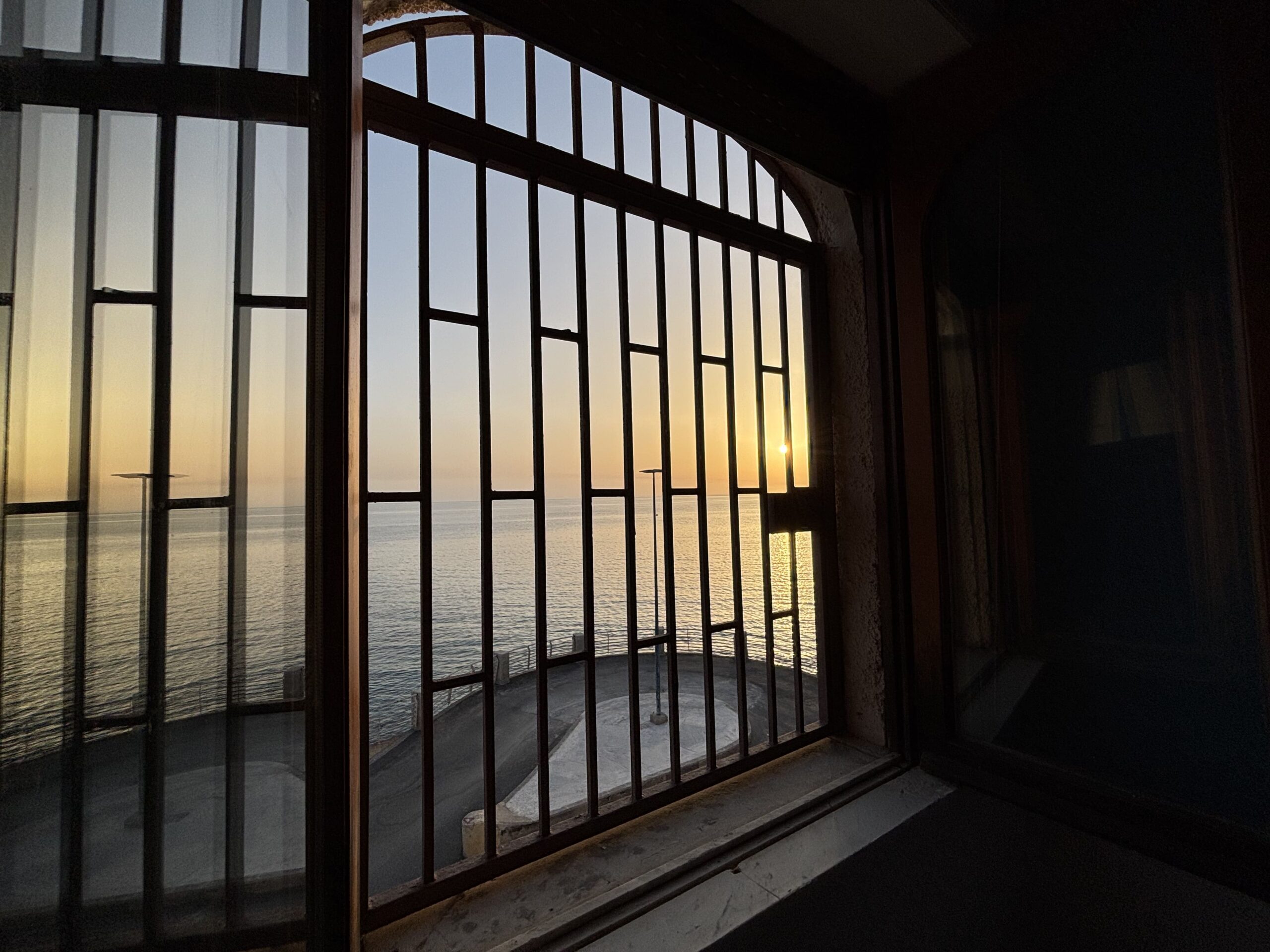 Italian-style flat in Acquappesa Marina with sea views.